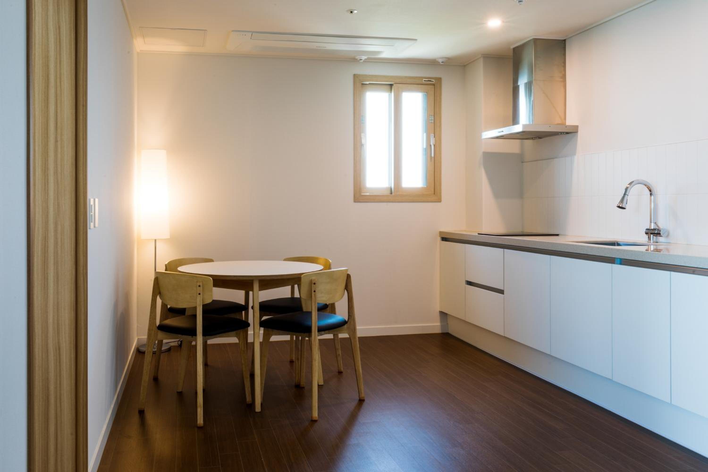 Quadruple Room with Sea View - Photo 4