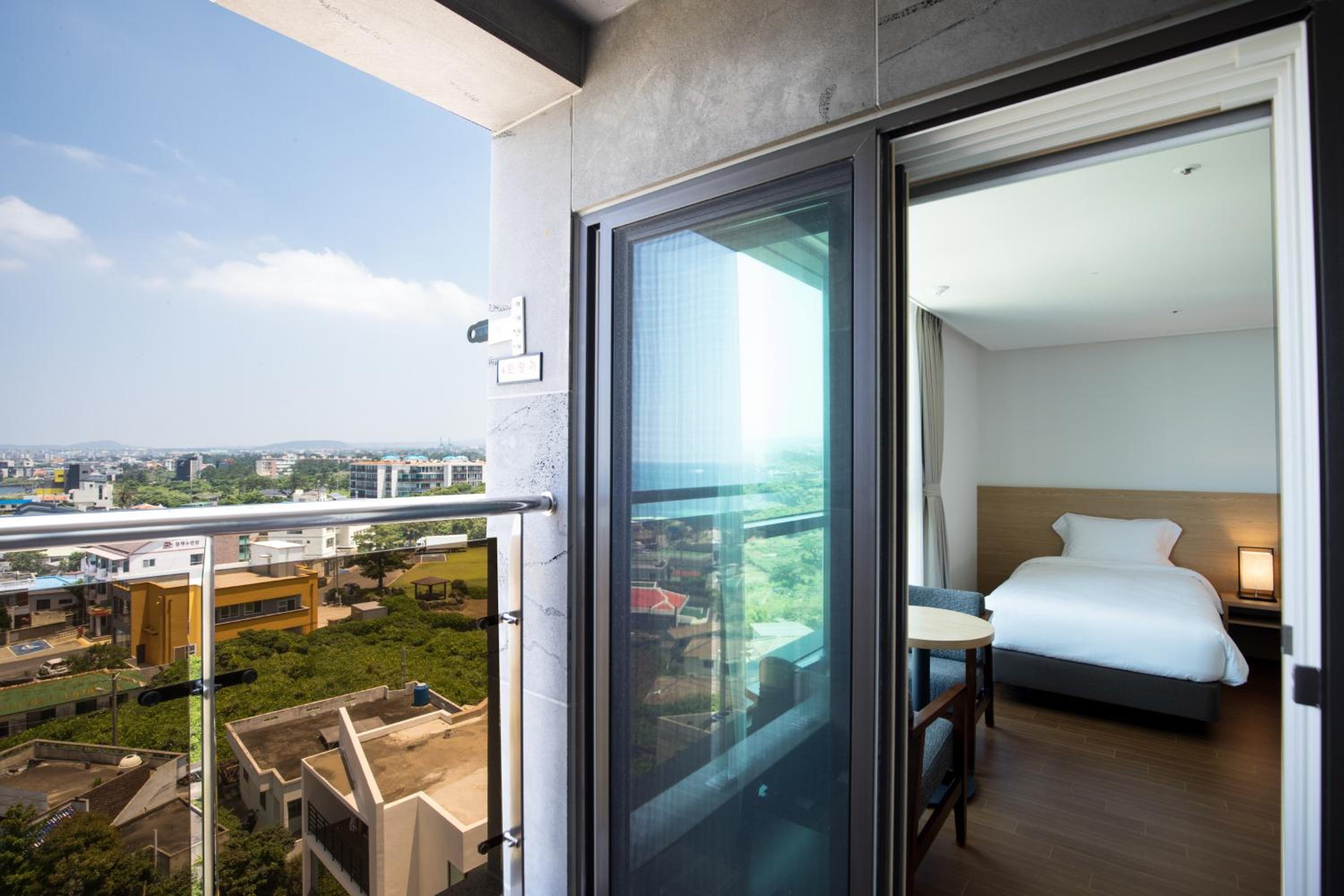 Deluxe Triple Room with Sea View - Photo 6