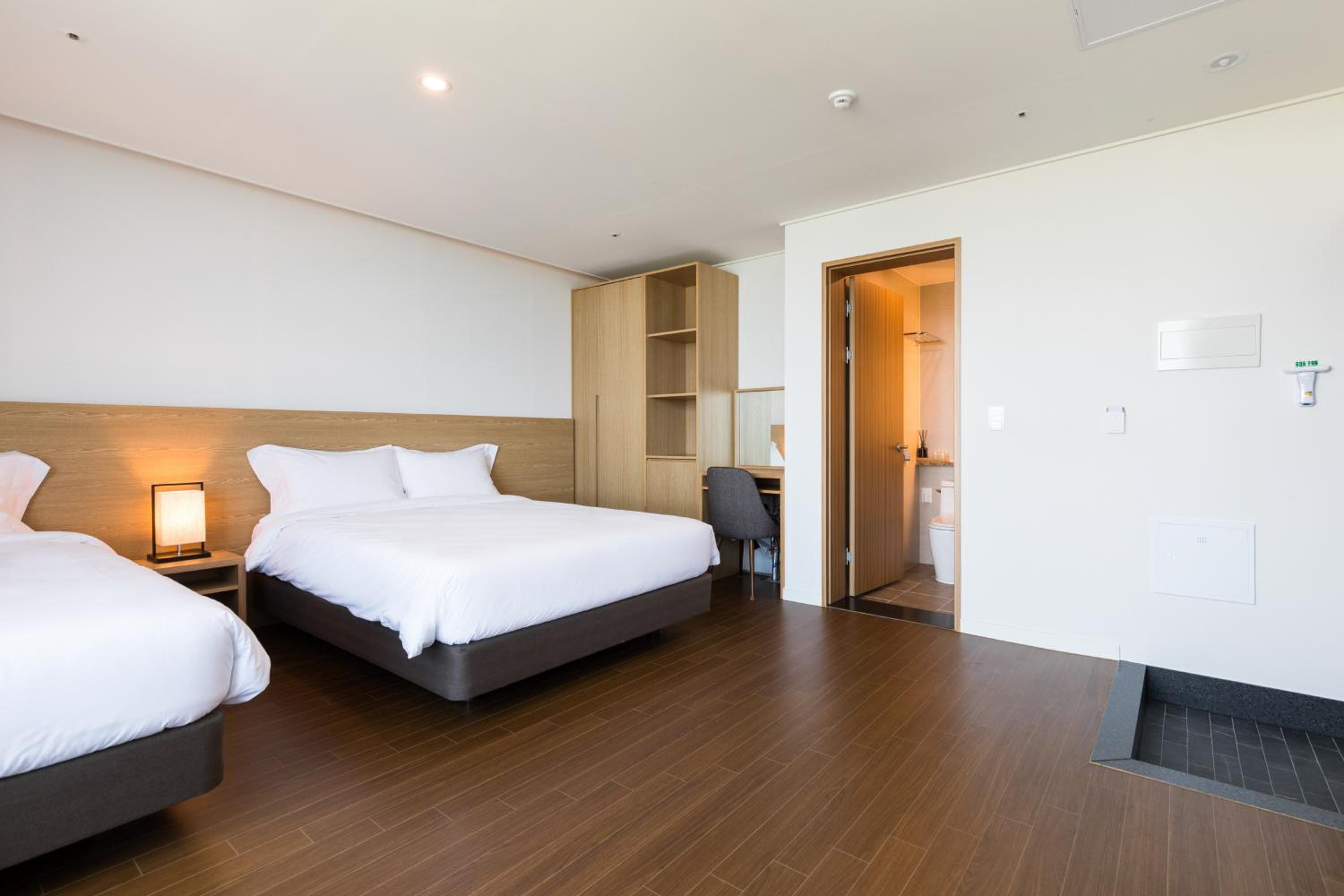 Deluxe Triple Room with Sea View - Photo 4