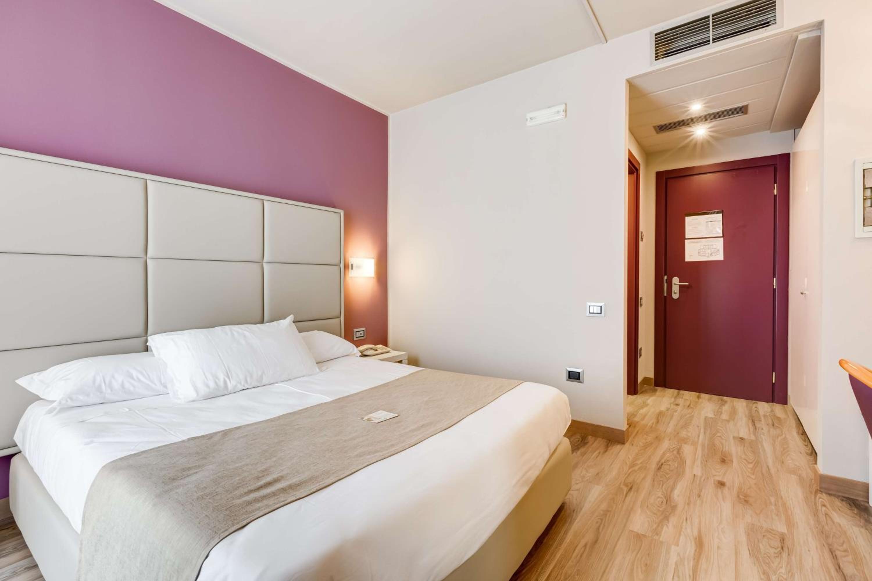 Superior Queen Room with Balcony - Photo 11