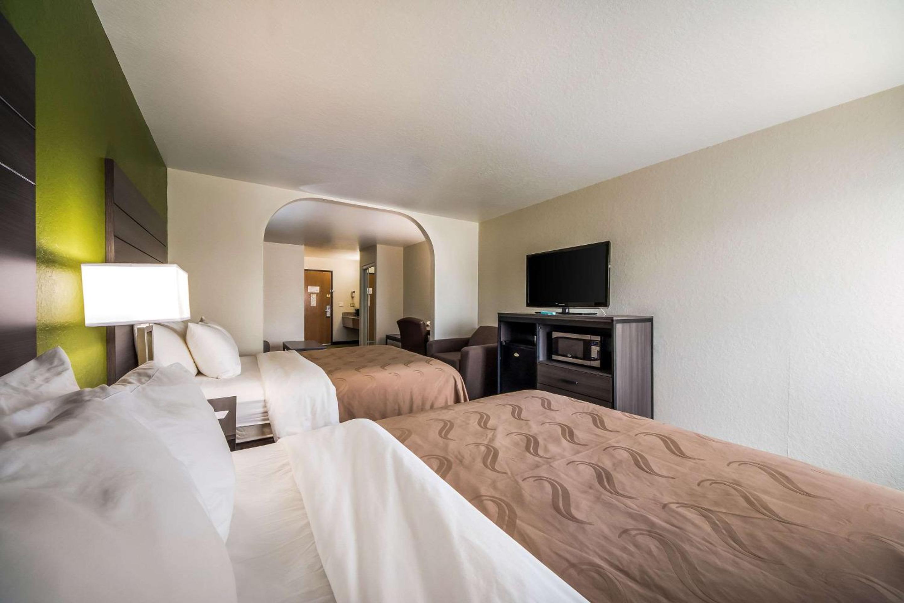 Standard Room With Two Queen Beds - Non-Smoking - Photo 1