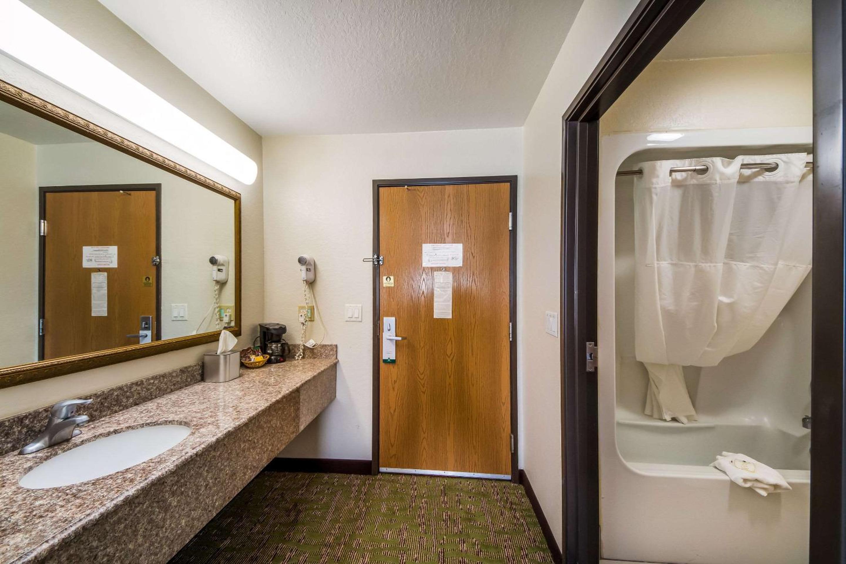 Standard King Room - Non-Smoking  - Photo 3