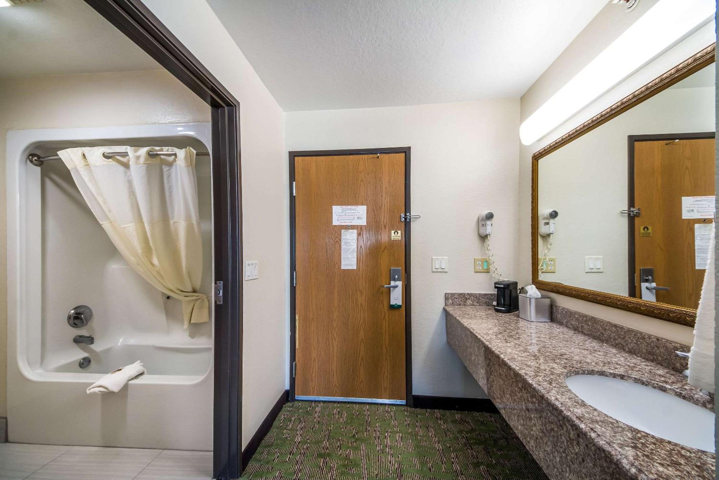 Standard King Room - Non-Smoking  - Photo 5
