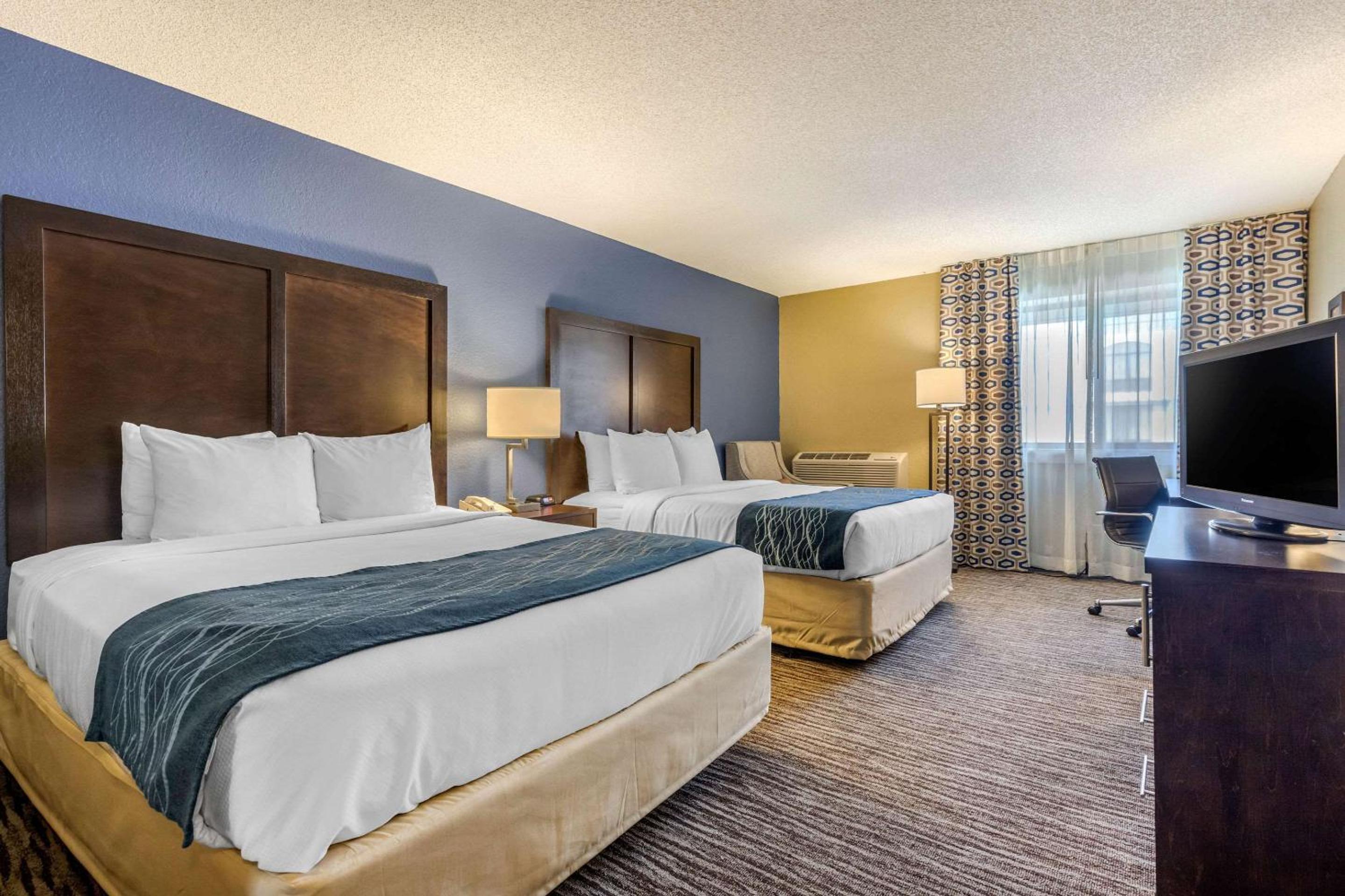 Efficiency Queen Suite with Two Queen Beds - Non Smoking - Photo 3