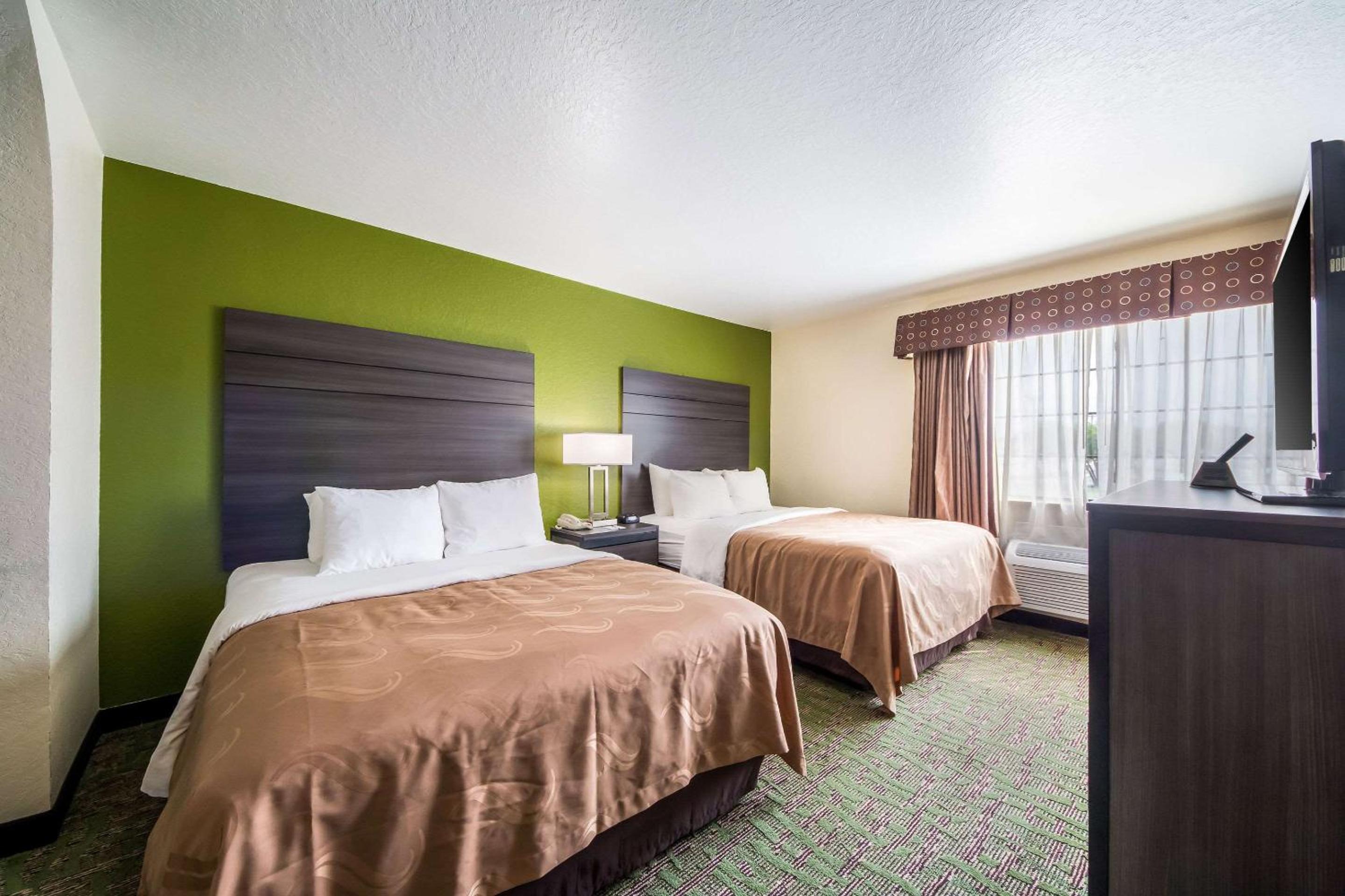 Standard Room With Two Queen Beds - Non-Smoking - Photo 4