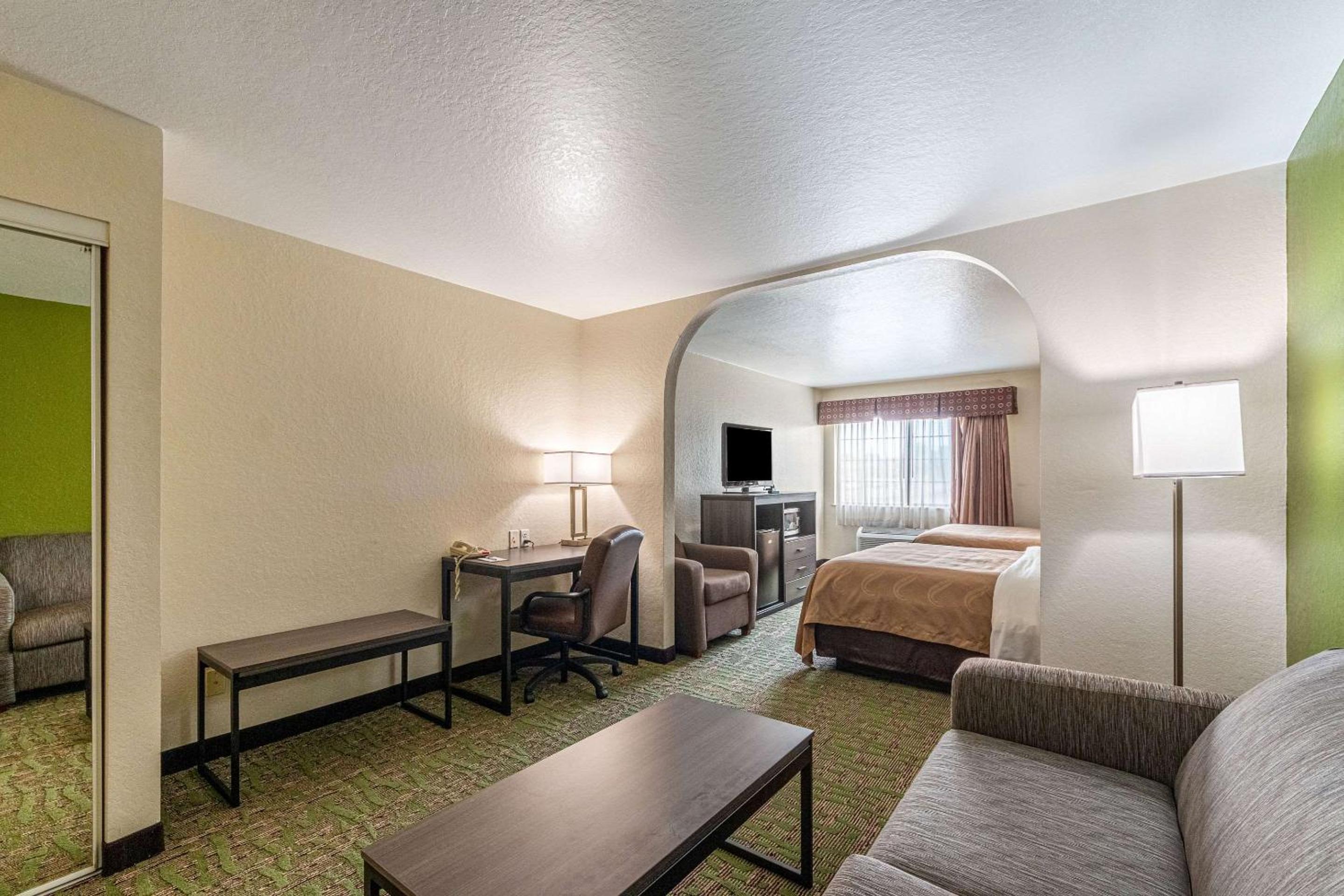 Standard Queen Suite with Two Queen Beds - Non-Smoking - Photo 5