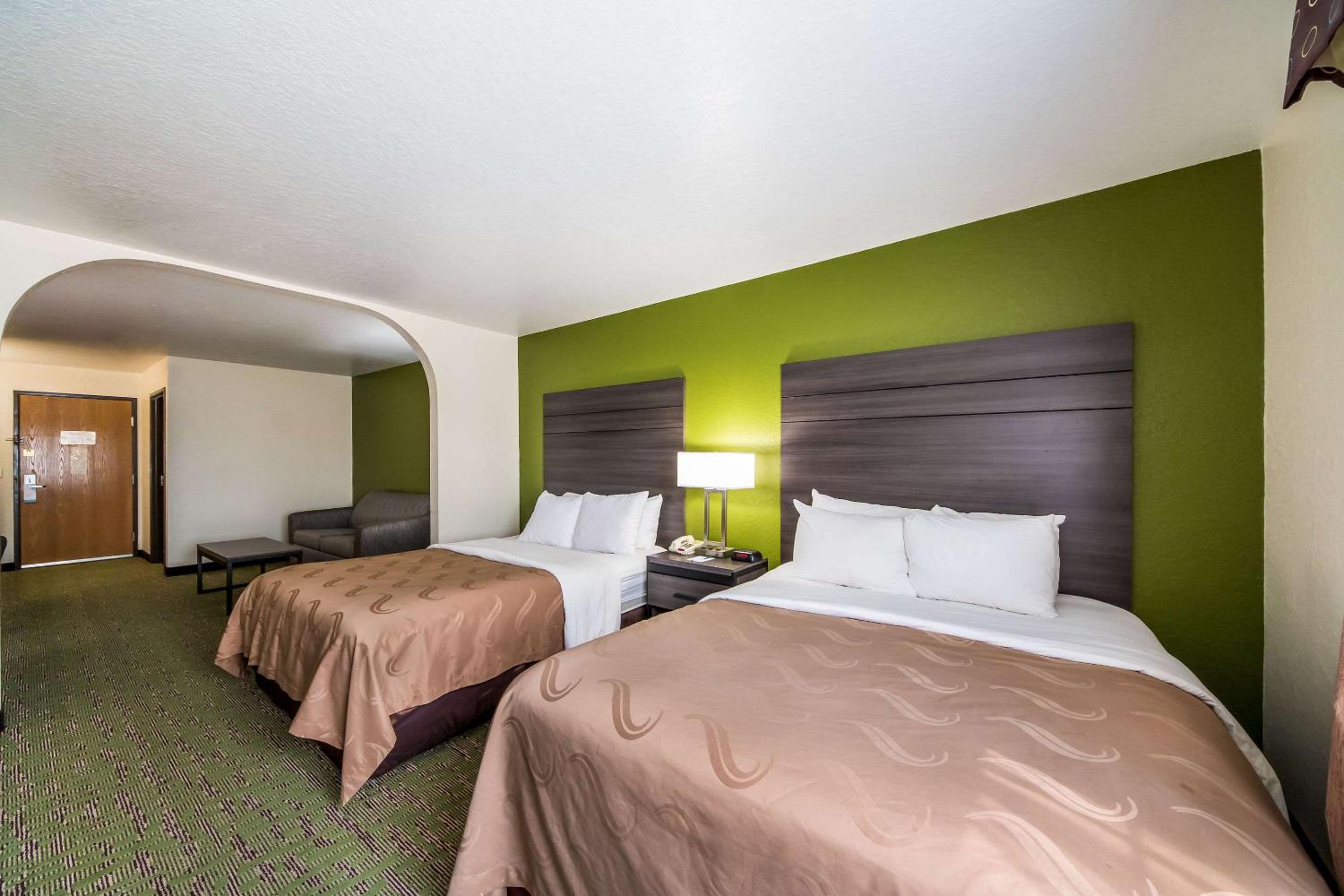 Standard Room With Two Queen Beds - Non-Smoking - Photo 3