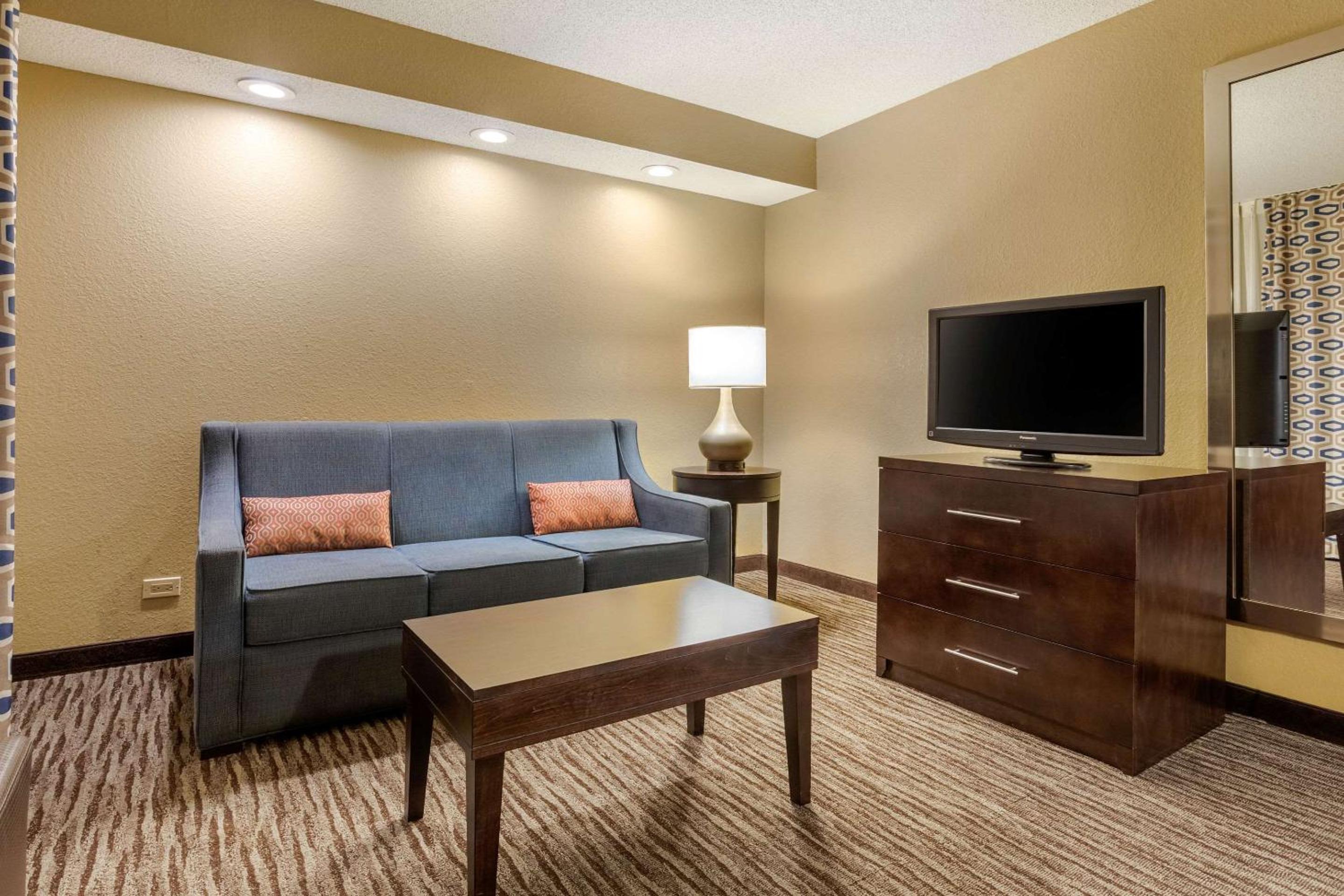 Efficiency Queen Suite with Two Queen Beds - Non Smoking - Photo 2