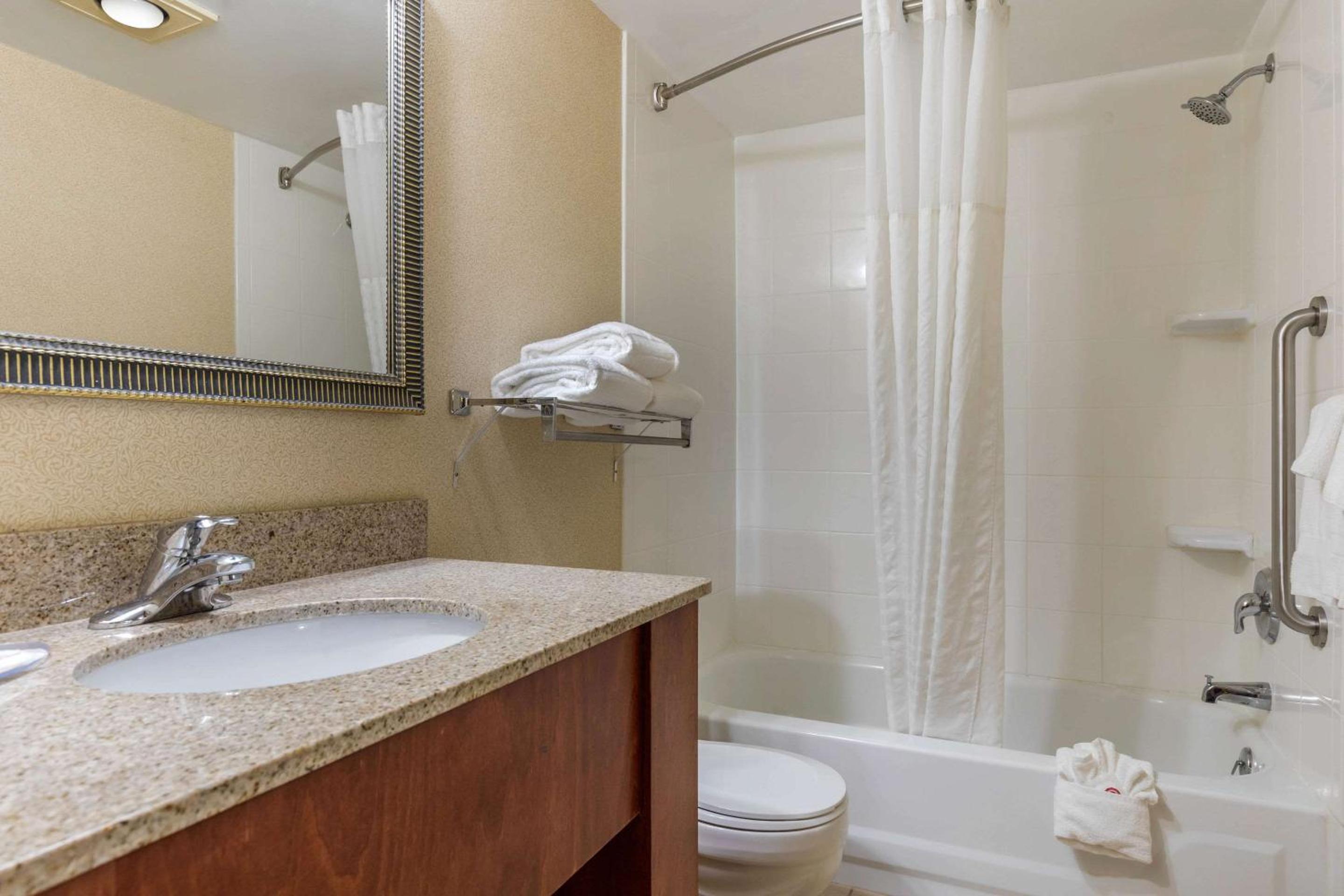 Efficiency Queen Suite with Two Queen Beds - Non Smoking - Photo 6
