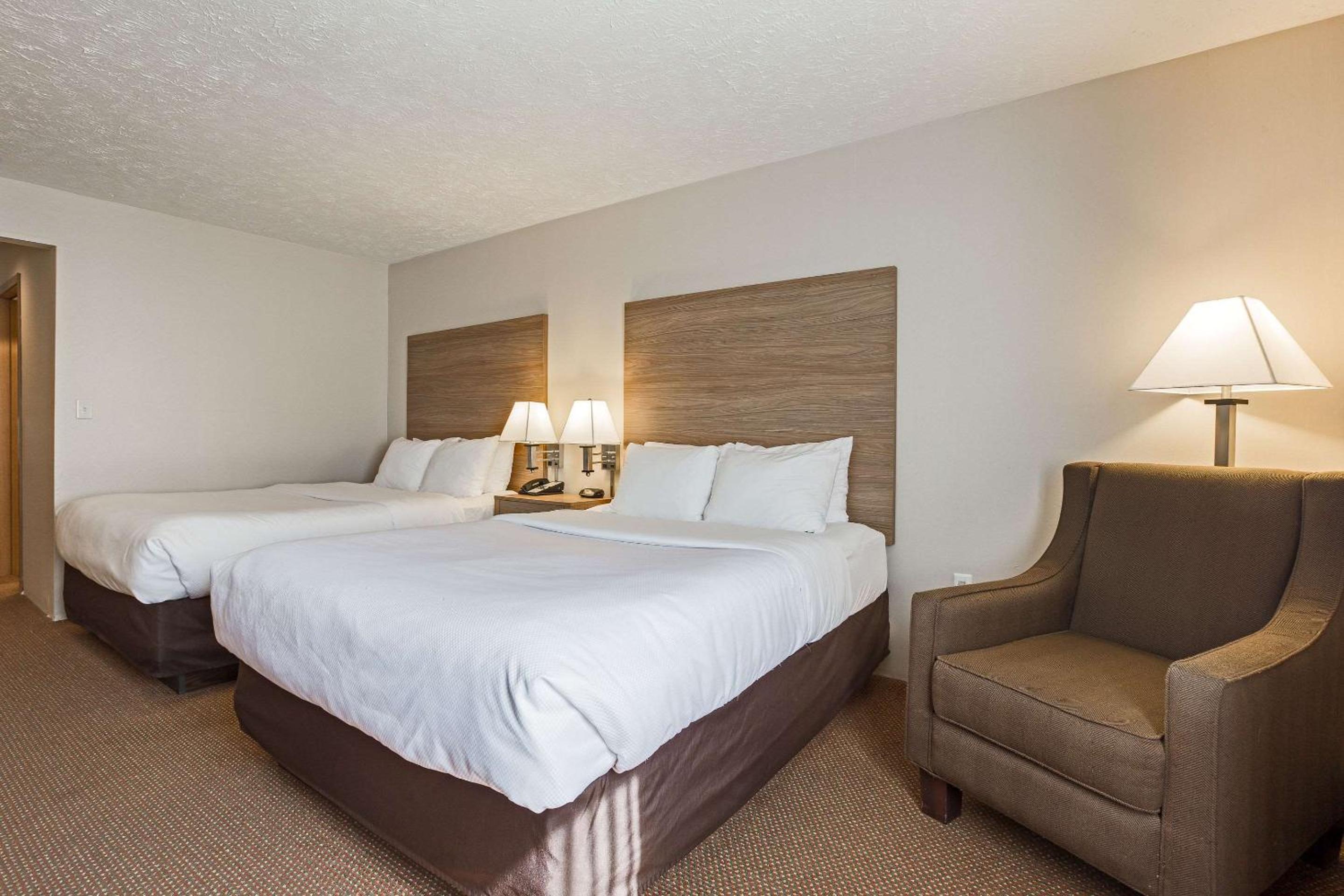 Queen Room with Two Queen Beds - Photo 3