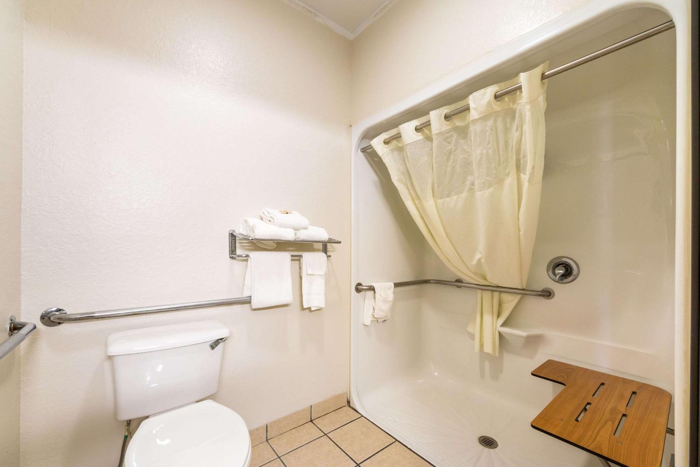 Queen Suite with Two Queen Beds - Accessible/Non-Smoking - Photo 5