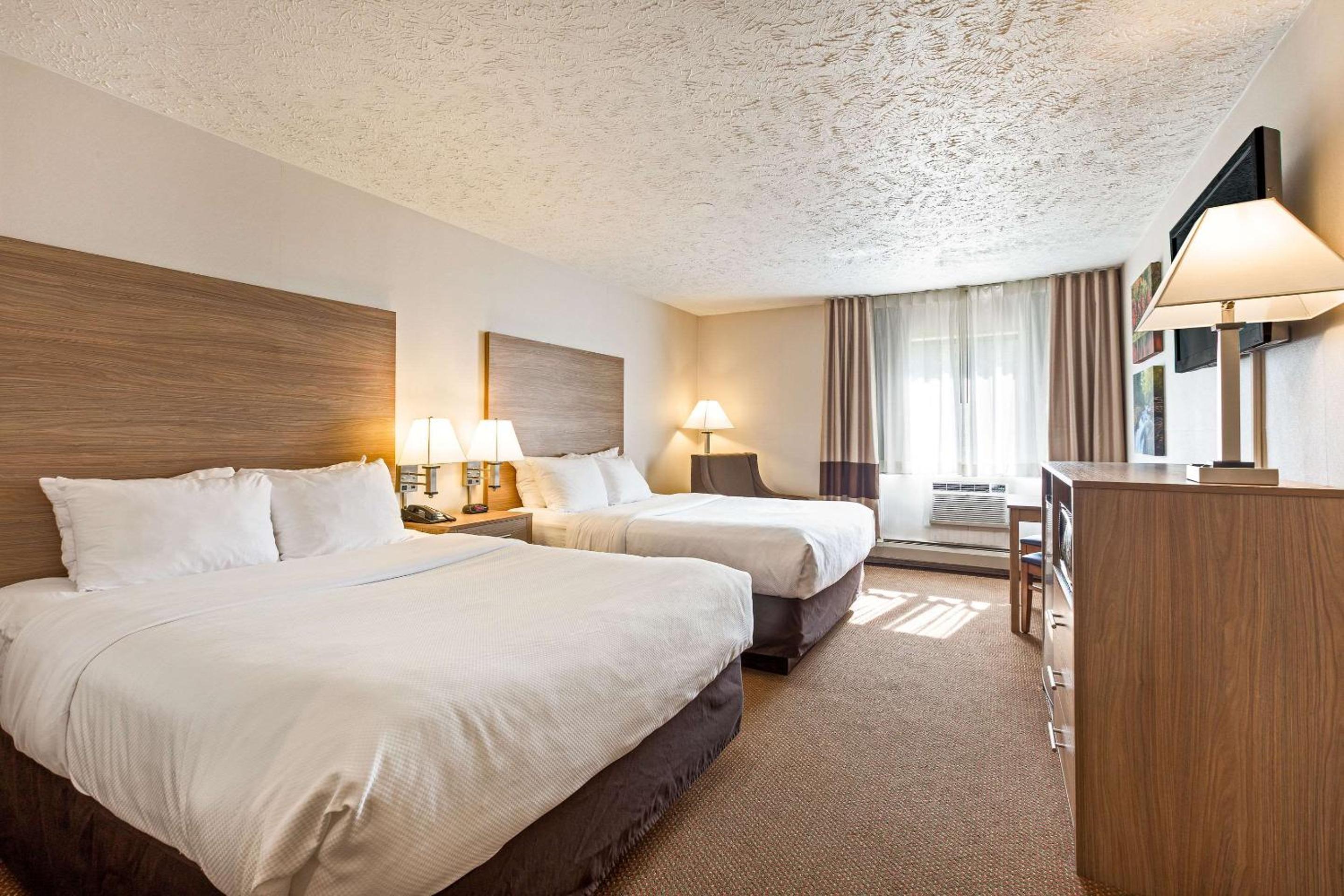 Queen Room with Two Queen Beds - Photo 4