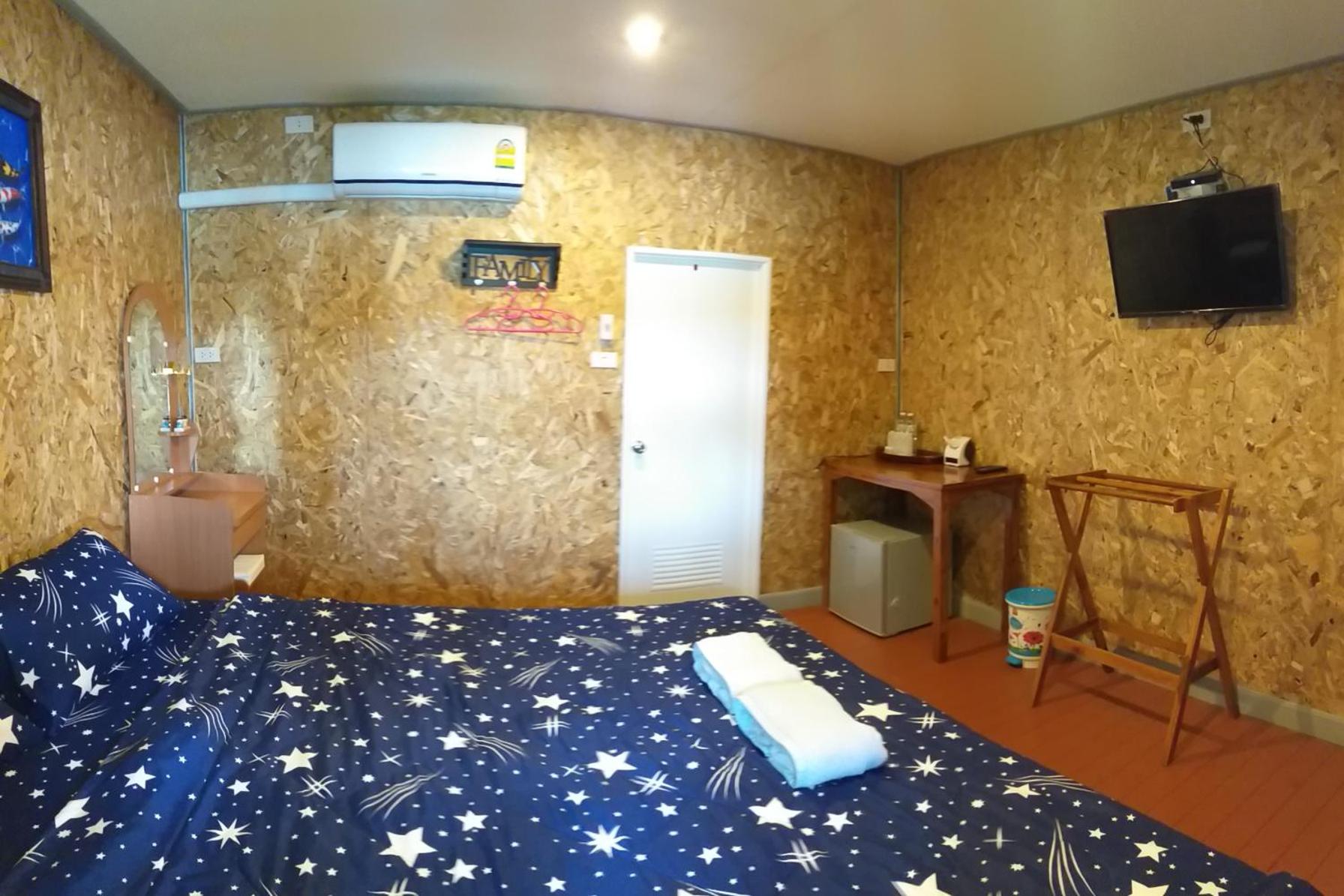 Family Room with Private Bathroom - Photo 2