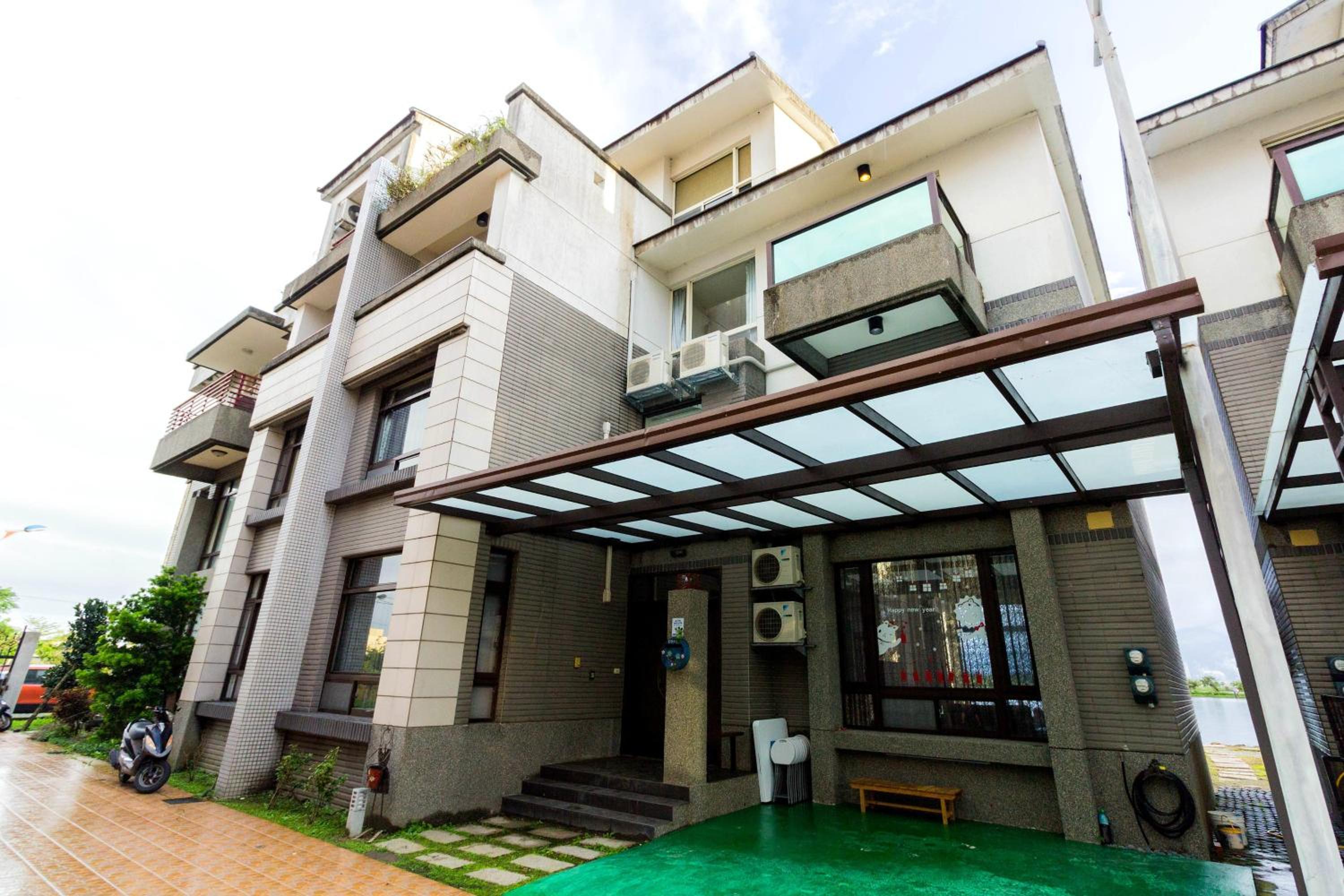 Four-Bedroom House photo 2