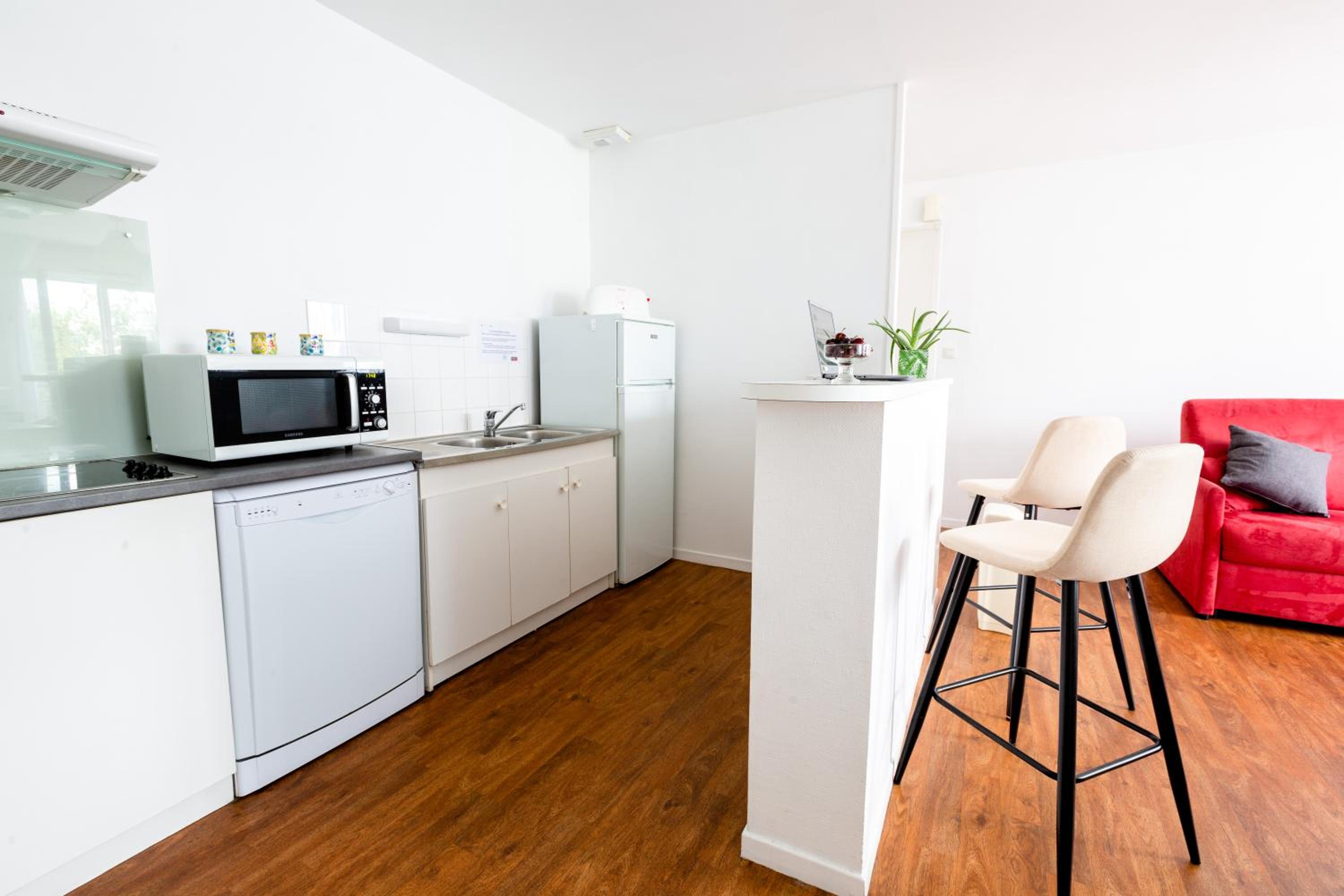 Apartment 6 People with Kitchenette - Photo 12