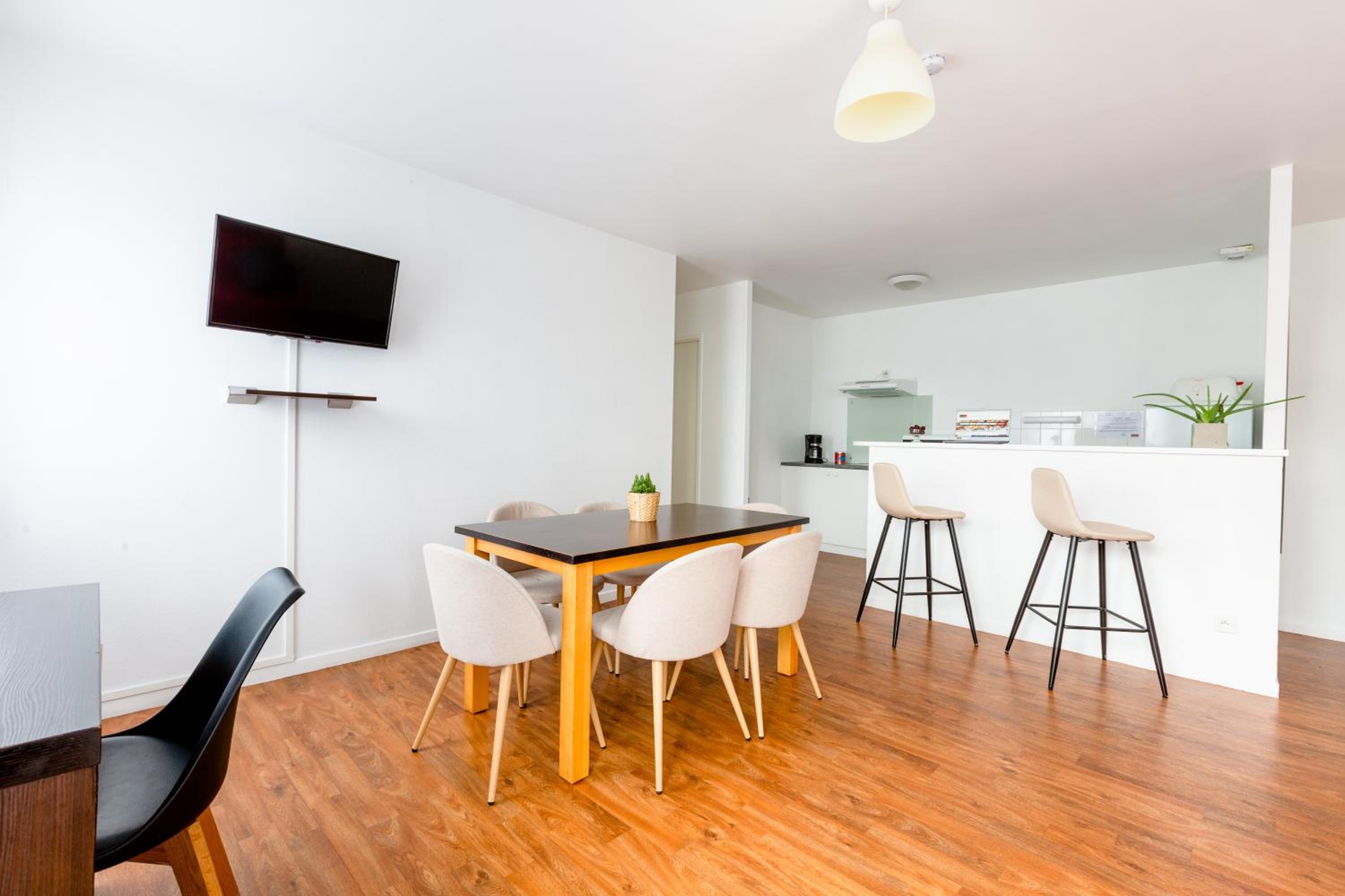 Apartment 6 People with Kitchenette - Photo 8