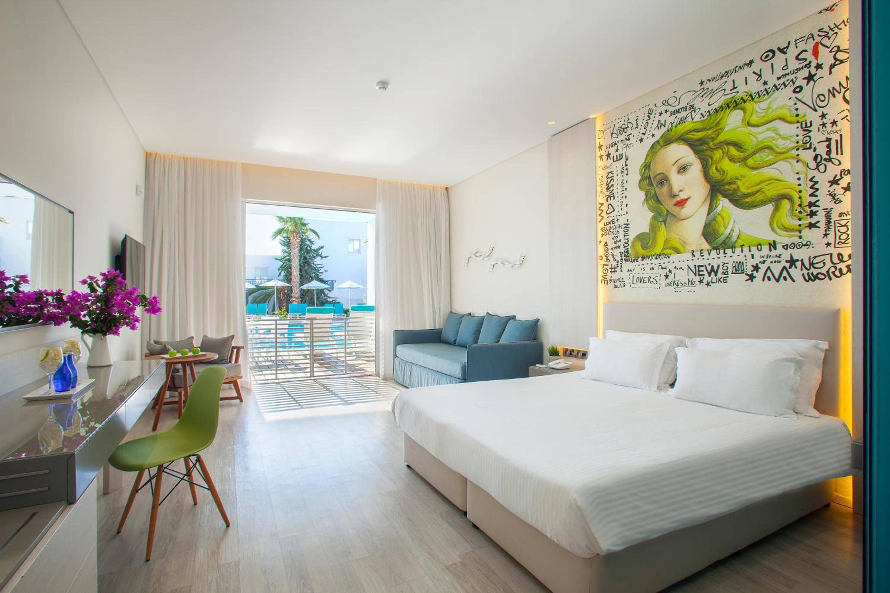 Suite with Pool View - Photo 4
