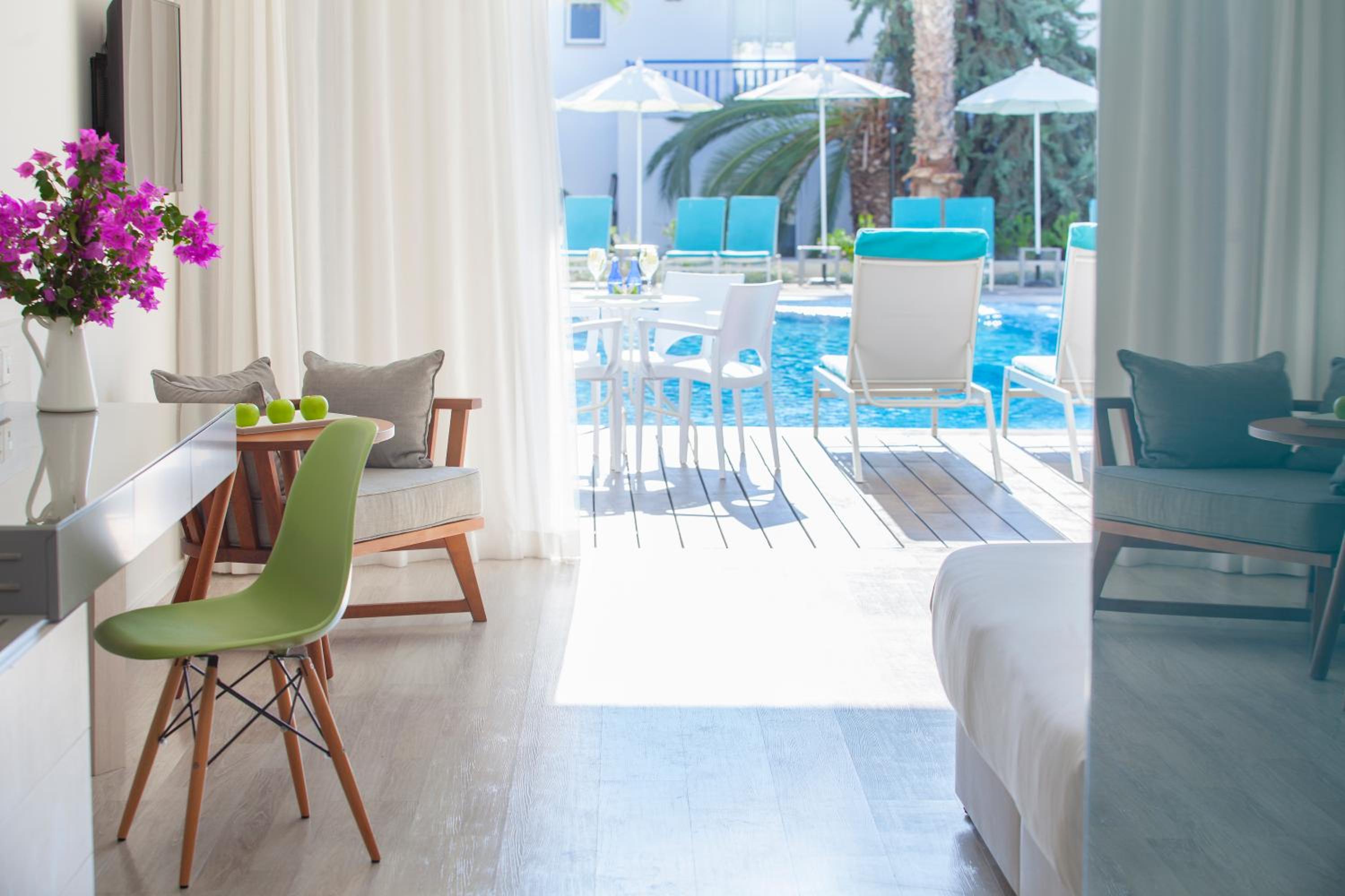Suite with Pool View - Photo 1