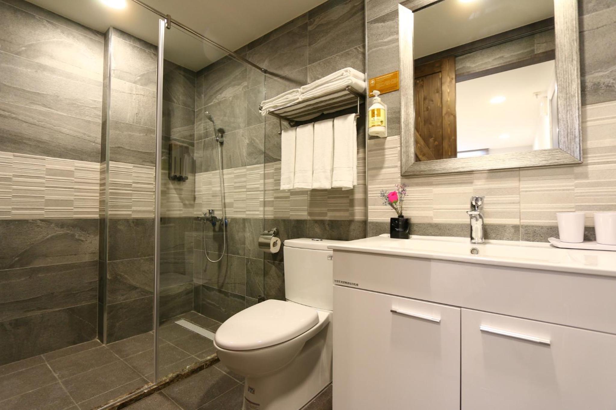 Quadruple Room with Private Bathroom photo 2
