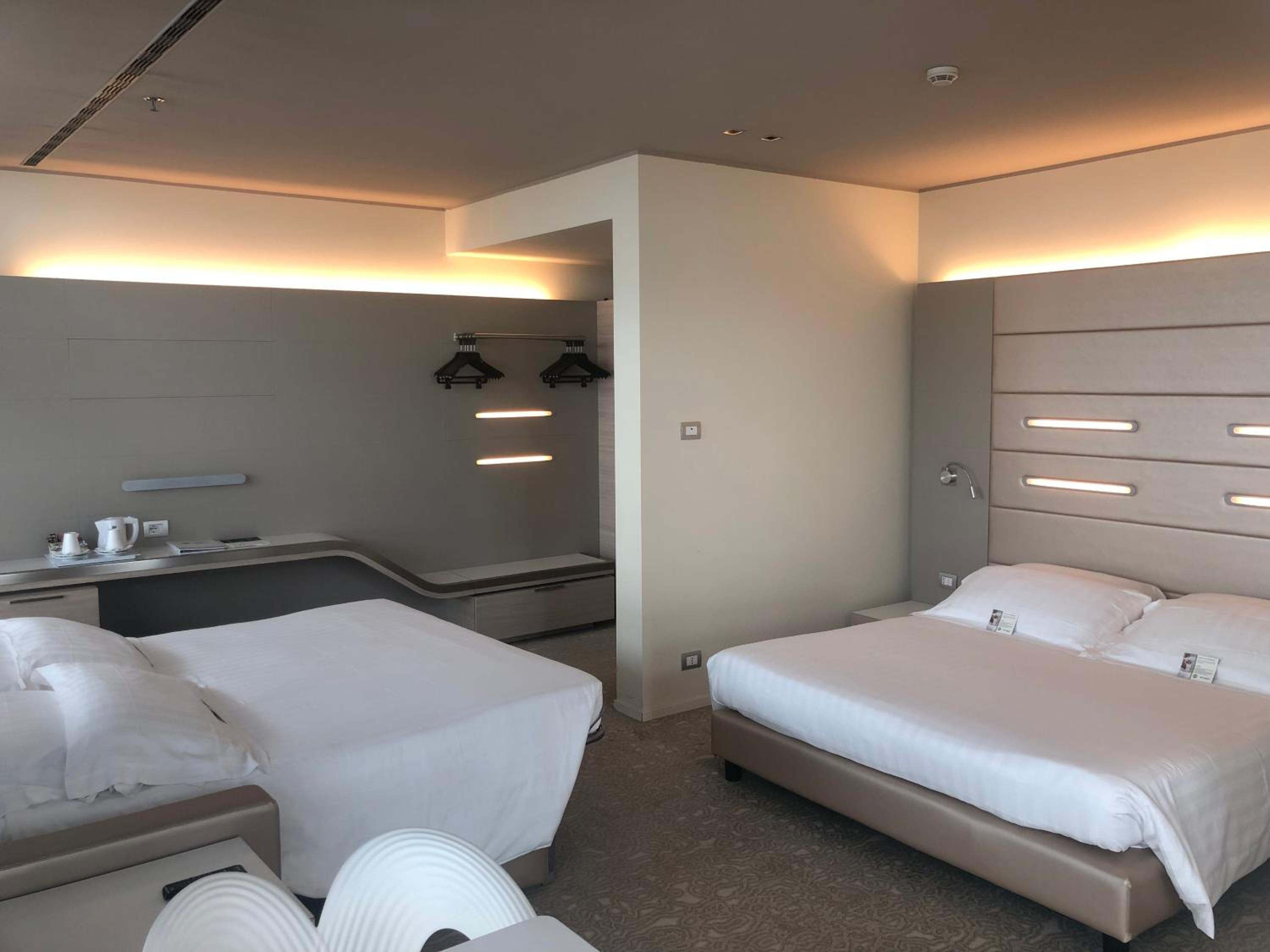 Comfort Queen Room with Sofa Bed - Photo 10