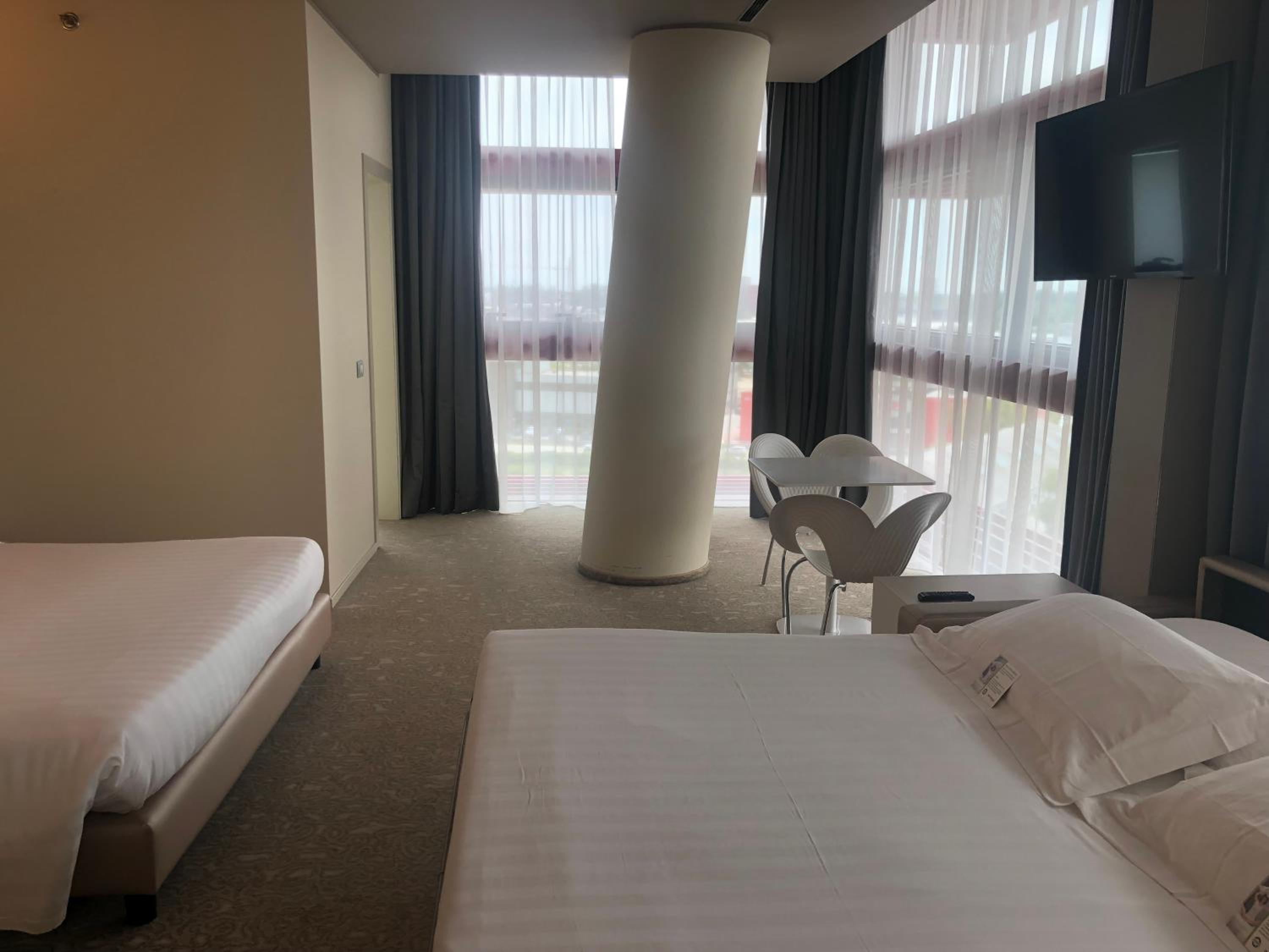 Comfort Queen Room with Sofa Bed - Photo 2