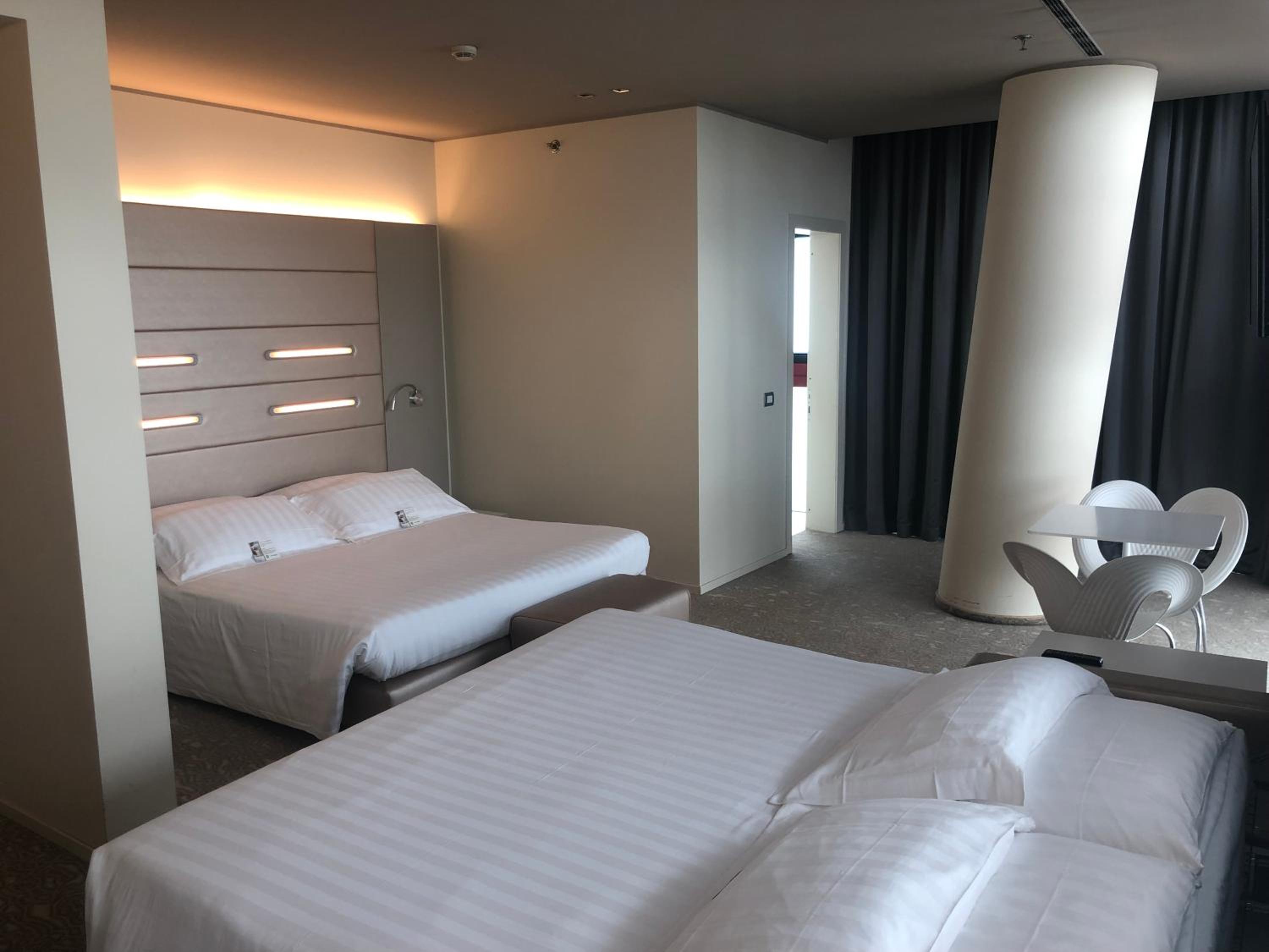 Comfort Queen Room with Sofa Bed - Photo 3