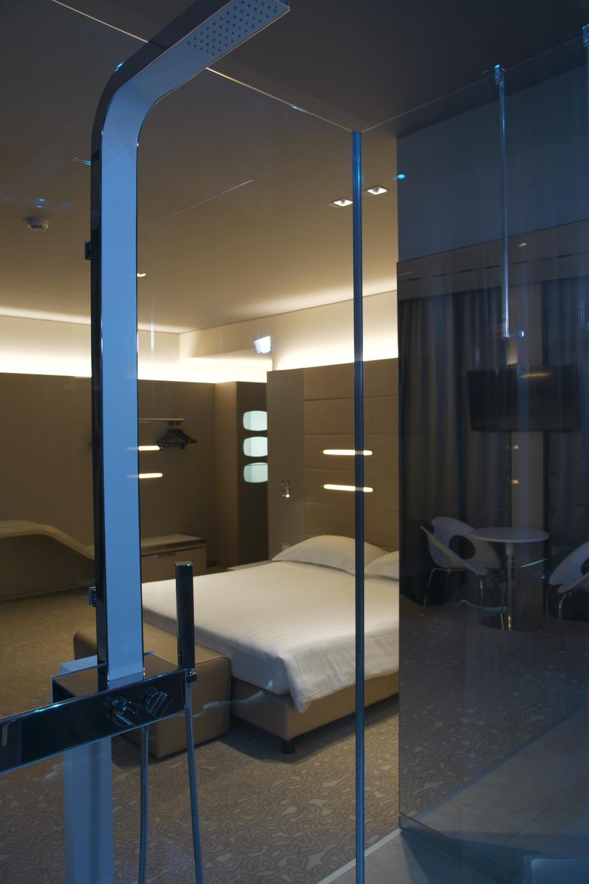 Deluxe Double Room with Shower - Photo 3