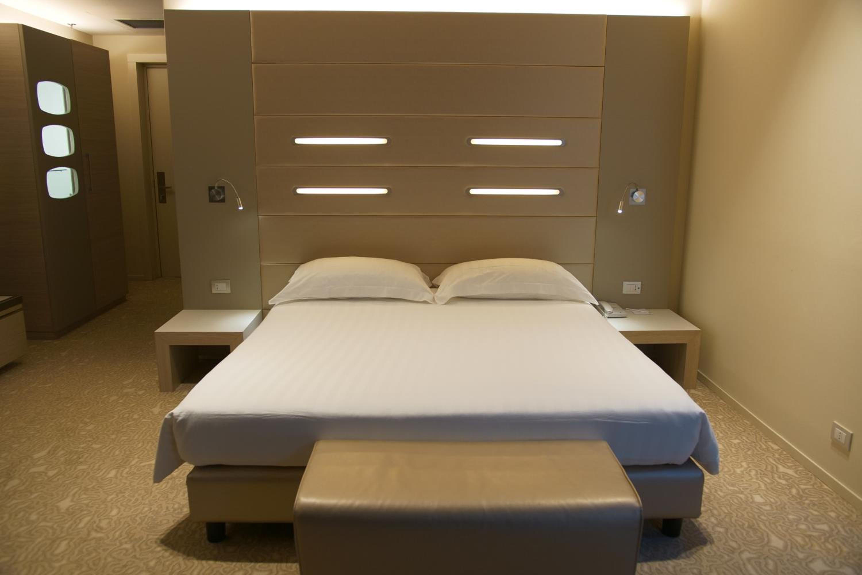 Standard Queen Room - Non-Smoking - Photo 11