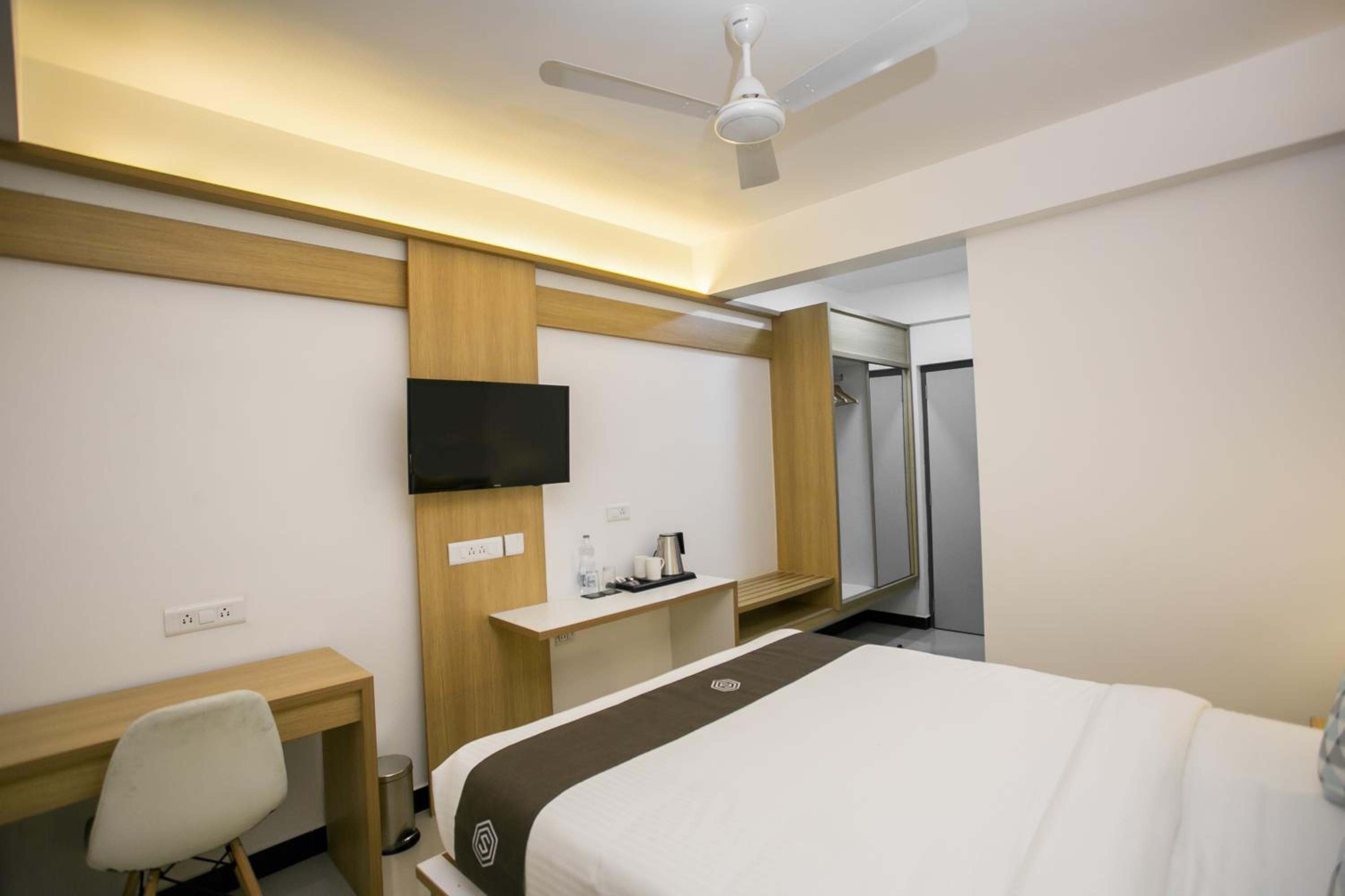 Deluxe Double Room - Photo 12