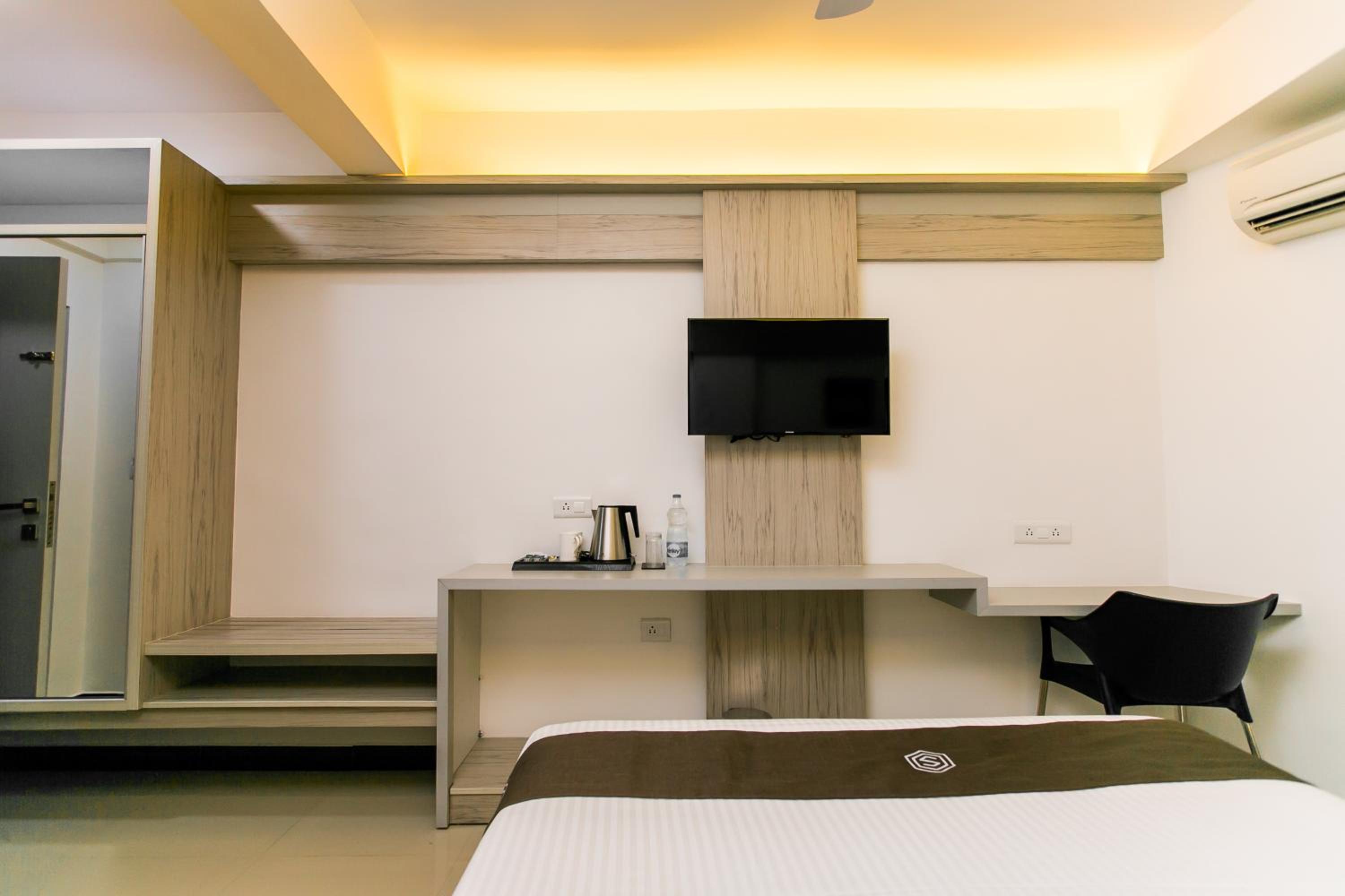 Deluxe Double Room - Photo 11