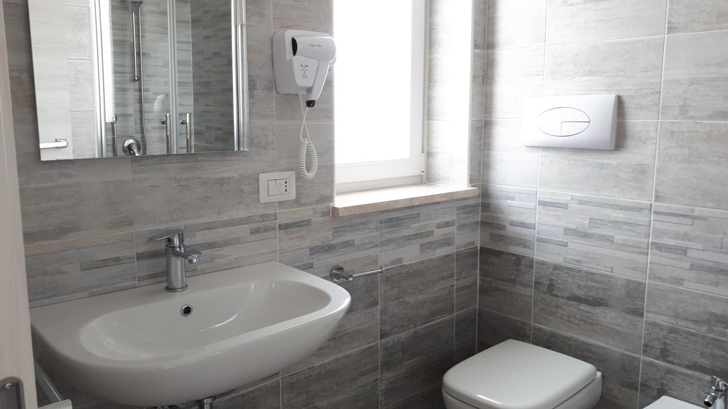 Double Room with Private Bathroom - Photo 3