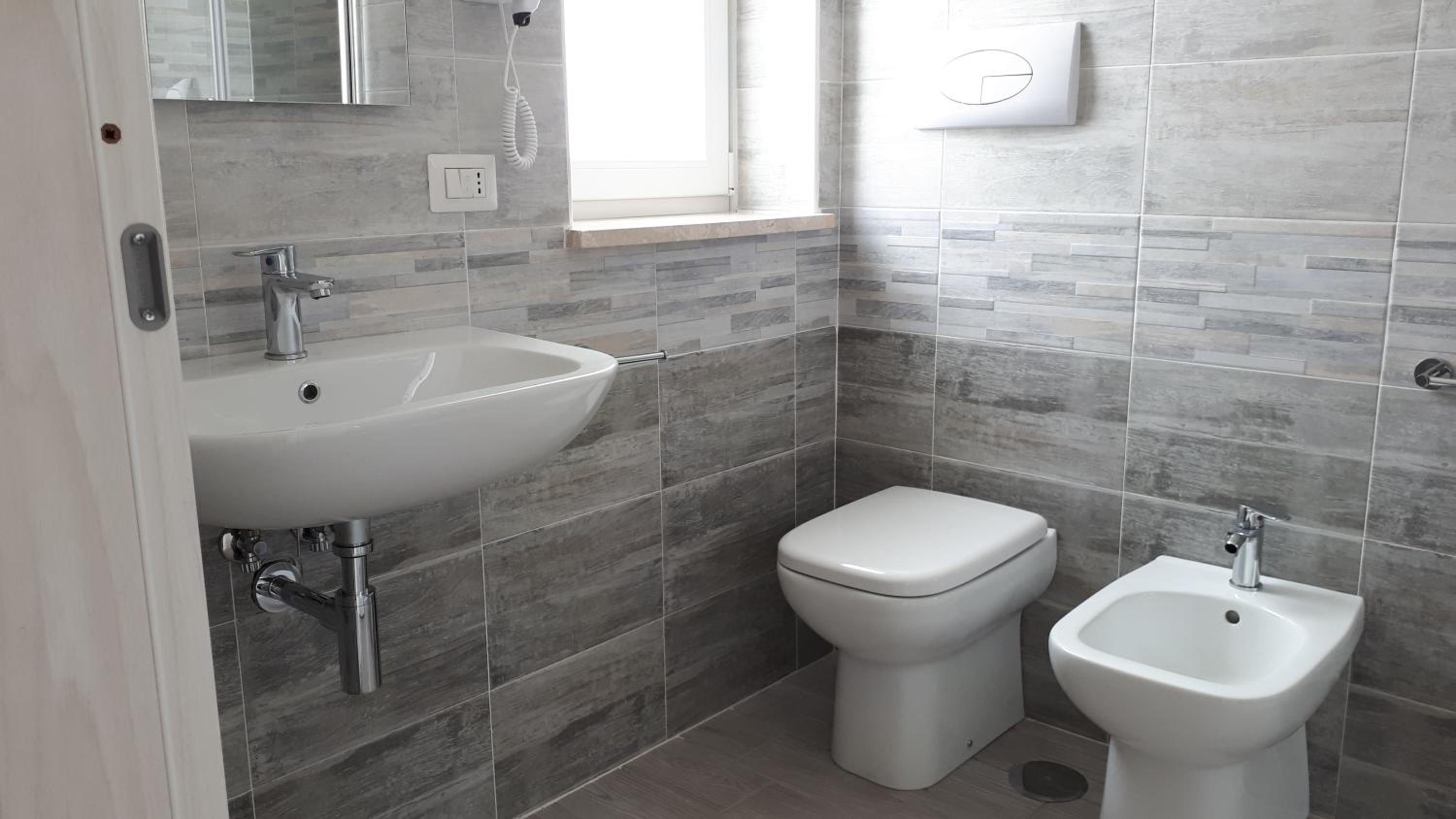 Double Room with Private Bathroom - Photo 4