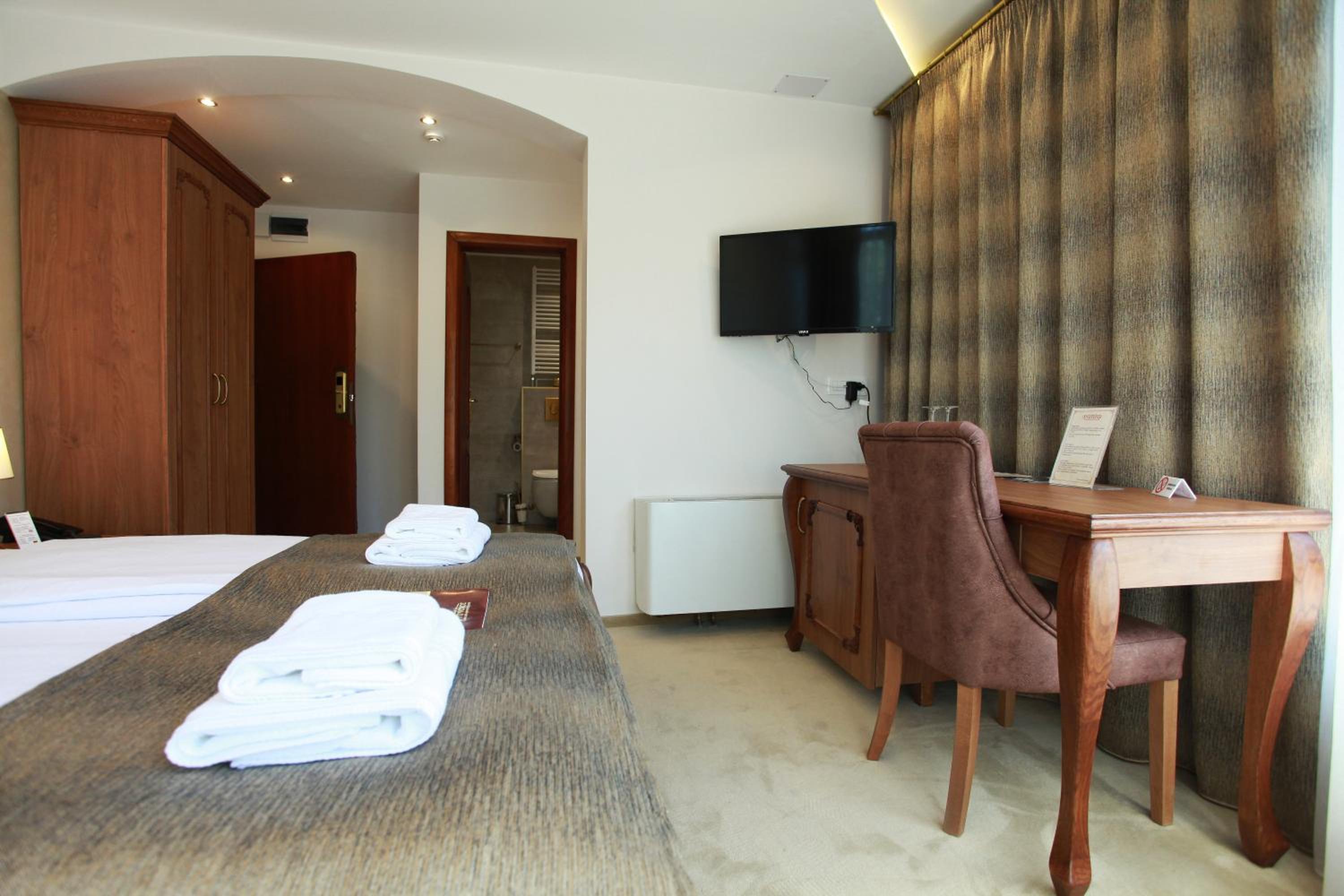 Suite with Spa Bath - Photo 34