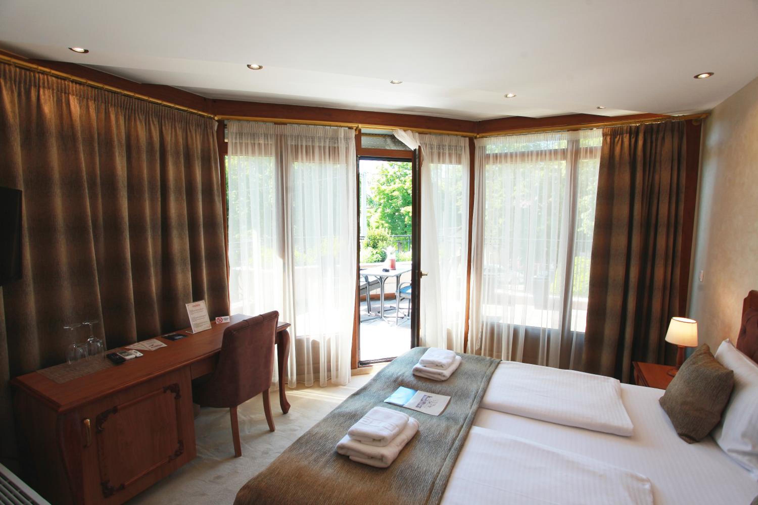 Suite with Spa Bath - Photo 36