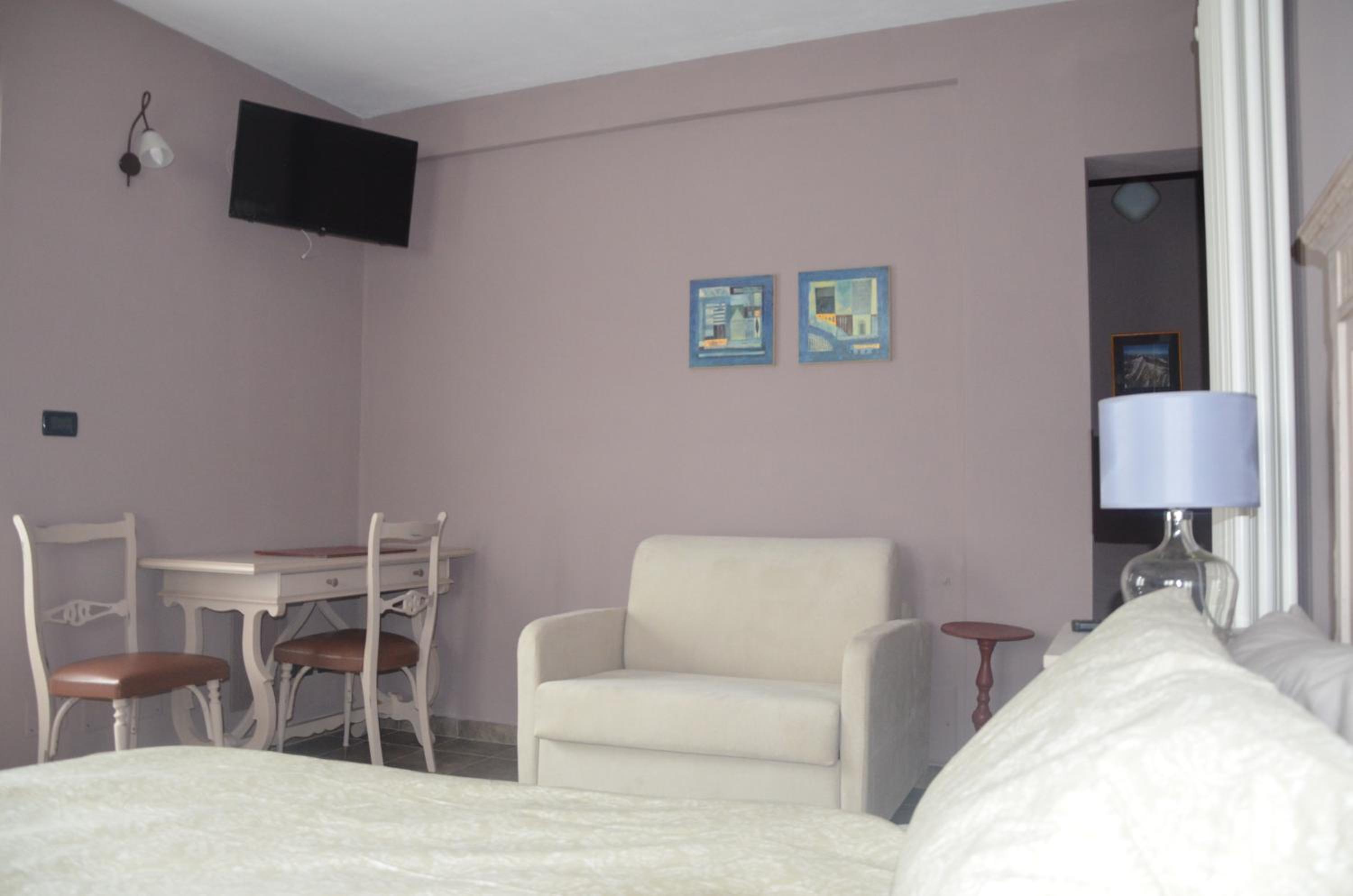 Twin Room with Private Bathroom - Photo 7