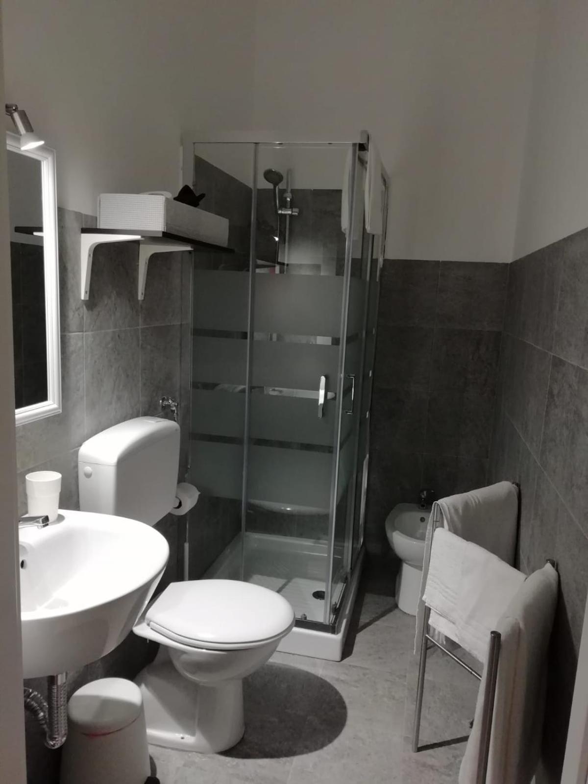 Deluxe Double Room - Photo 9