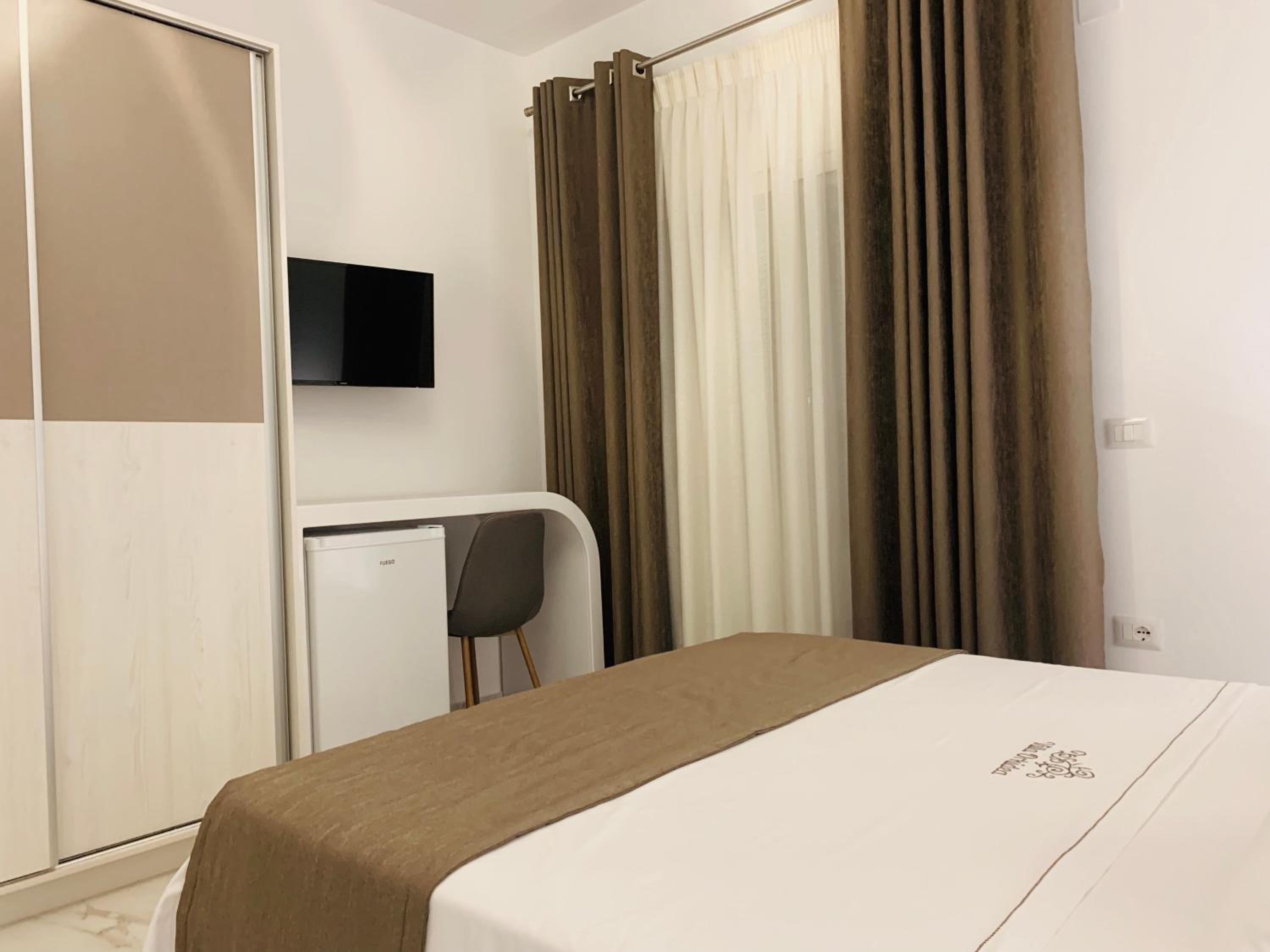 Deluxe Room (2 Adults + 1 Child)
