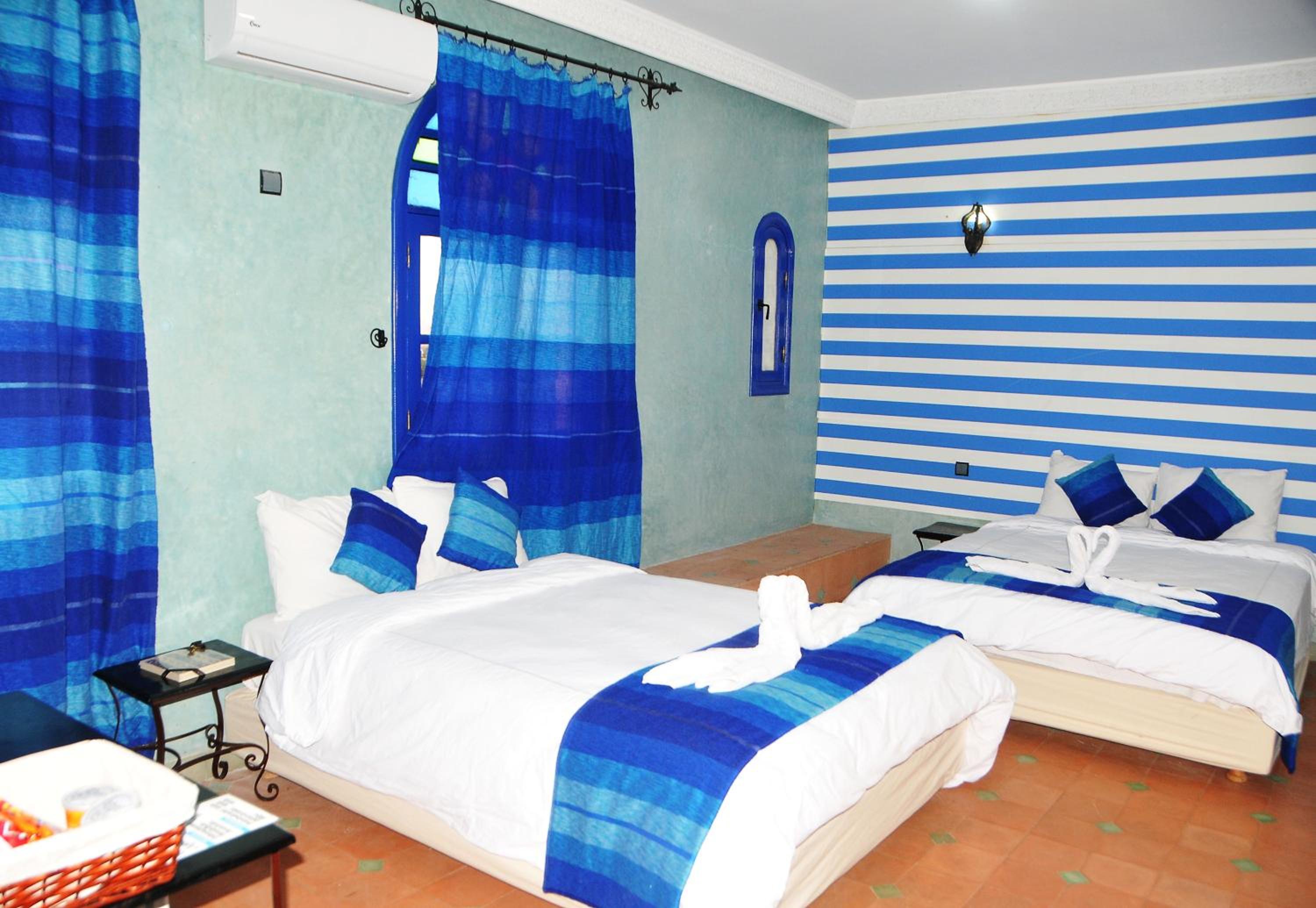 Quadruple Room with Private Bathroom - Photo 5