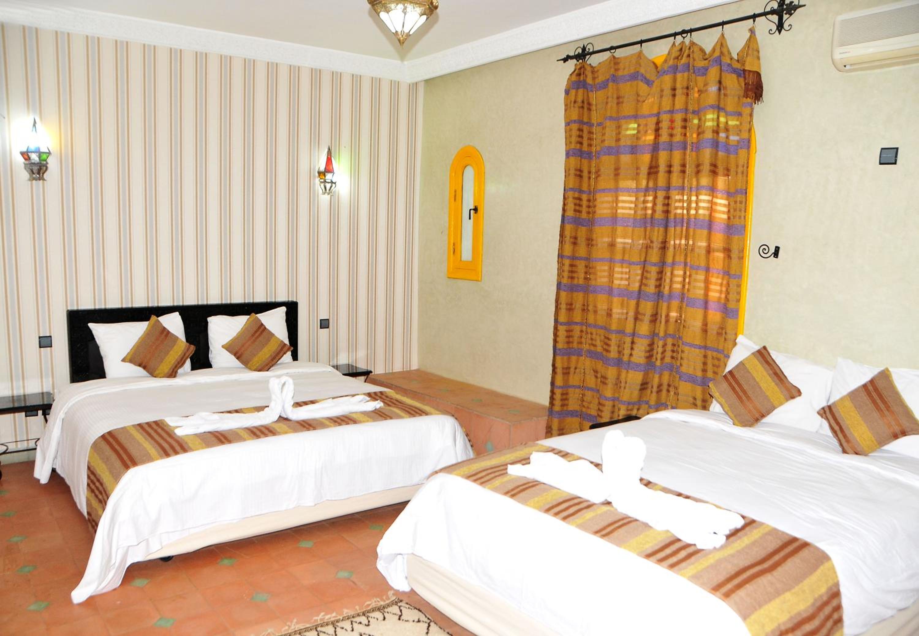 Quadruple Room with Private Bathroom - Photo 7