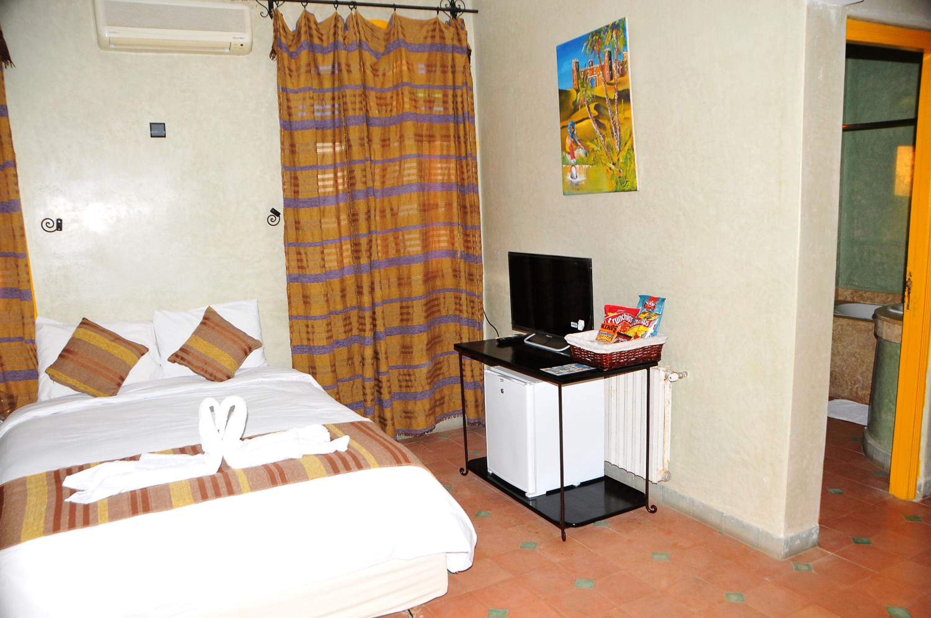 Quadruple Room with Private Bathroom - Photo 3