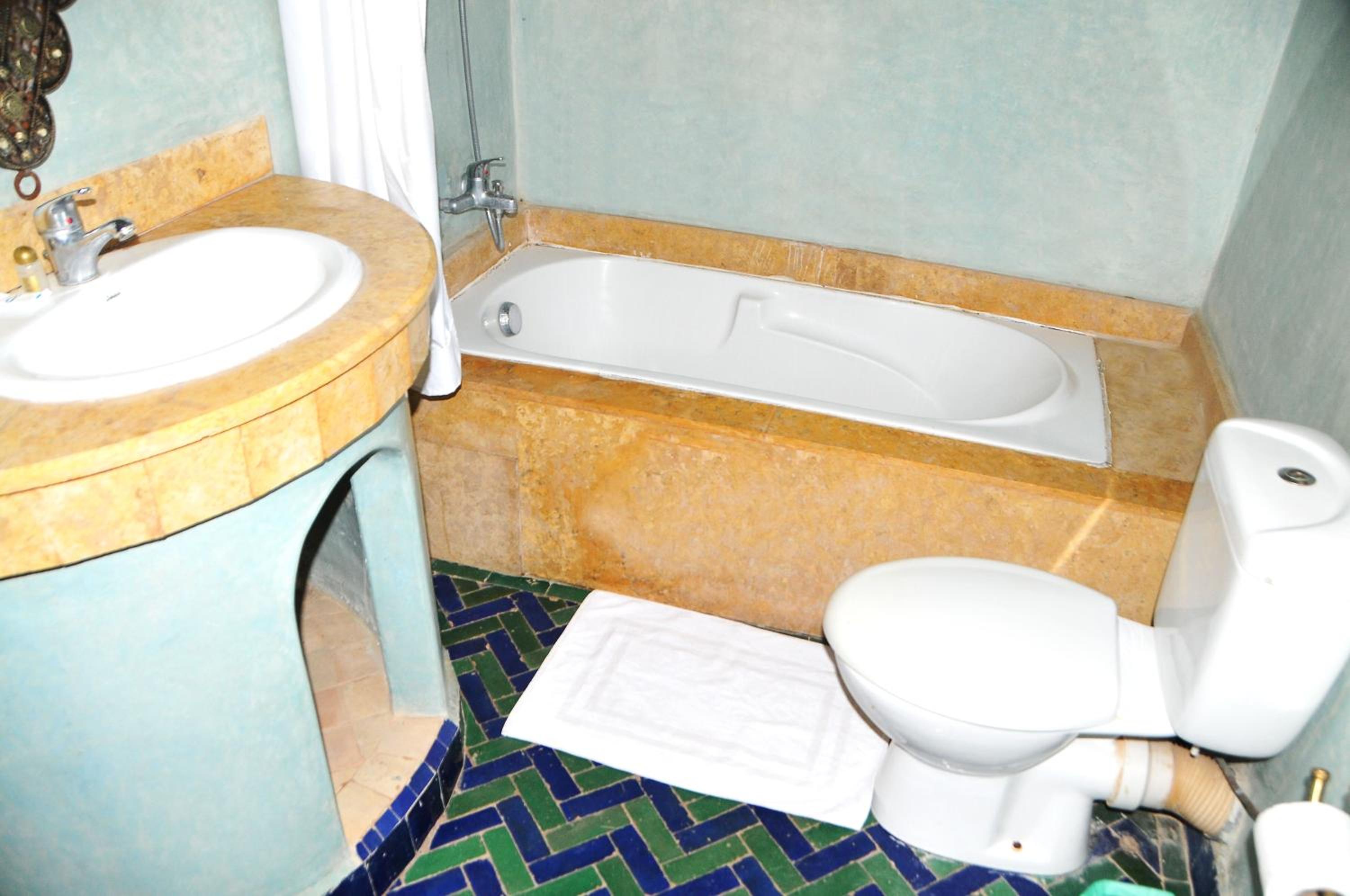 Quadruple Room with Private Bathroom - Photo 4