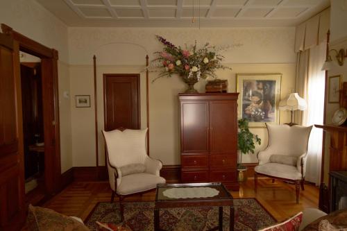Queen Suite with Spa Bath photo 1