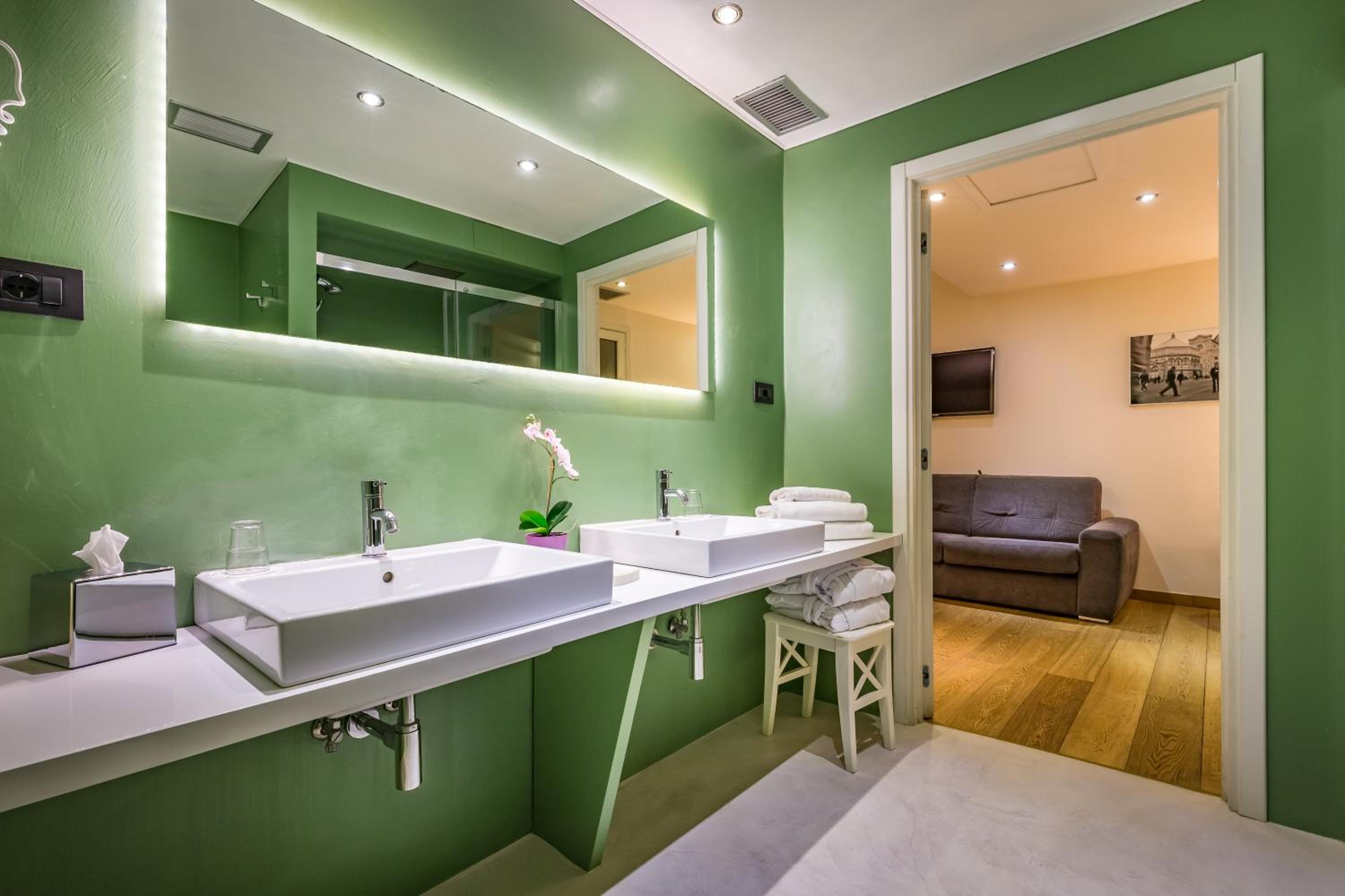 Deluxe Double Room thumbnail 5