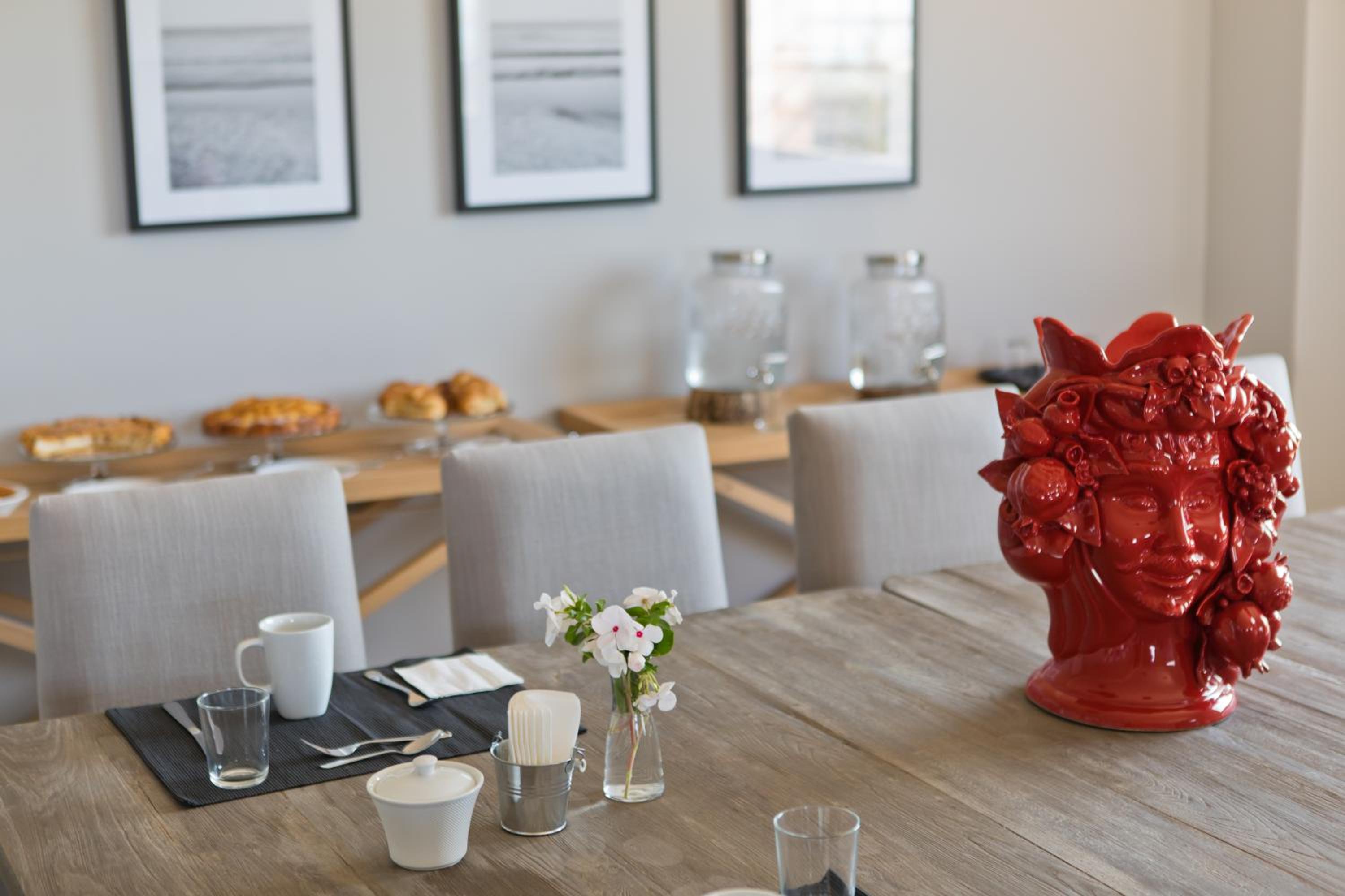 Suite - Photo 16