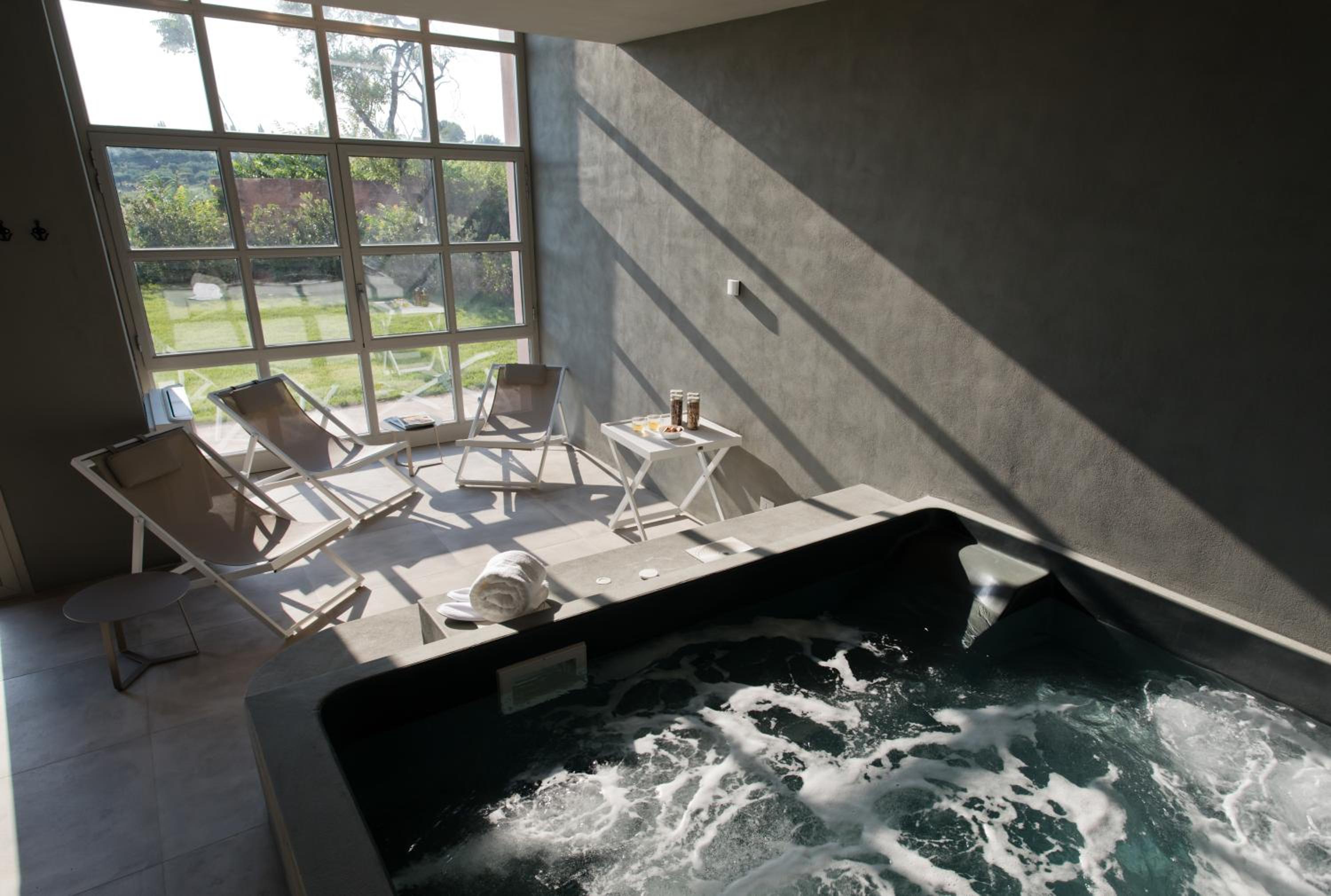 Suite - Photo 11