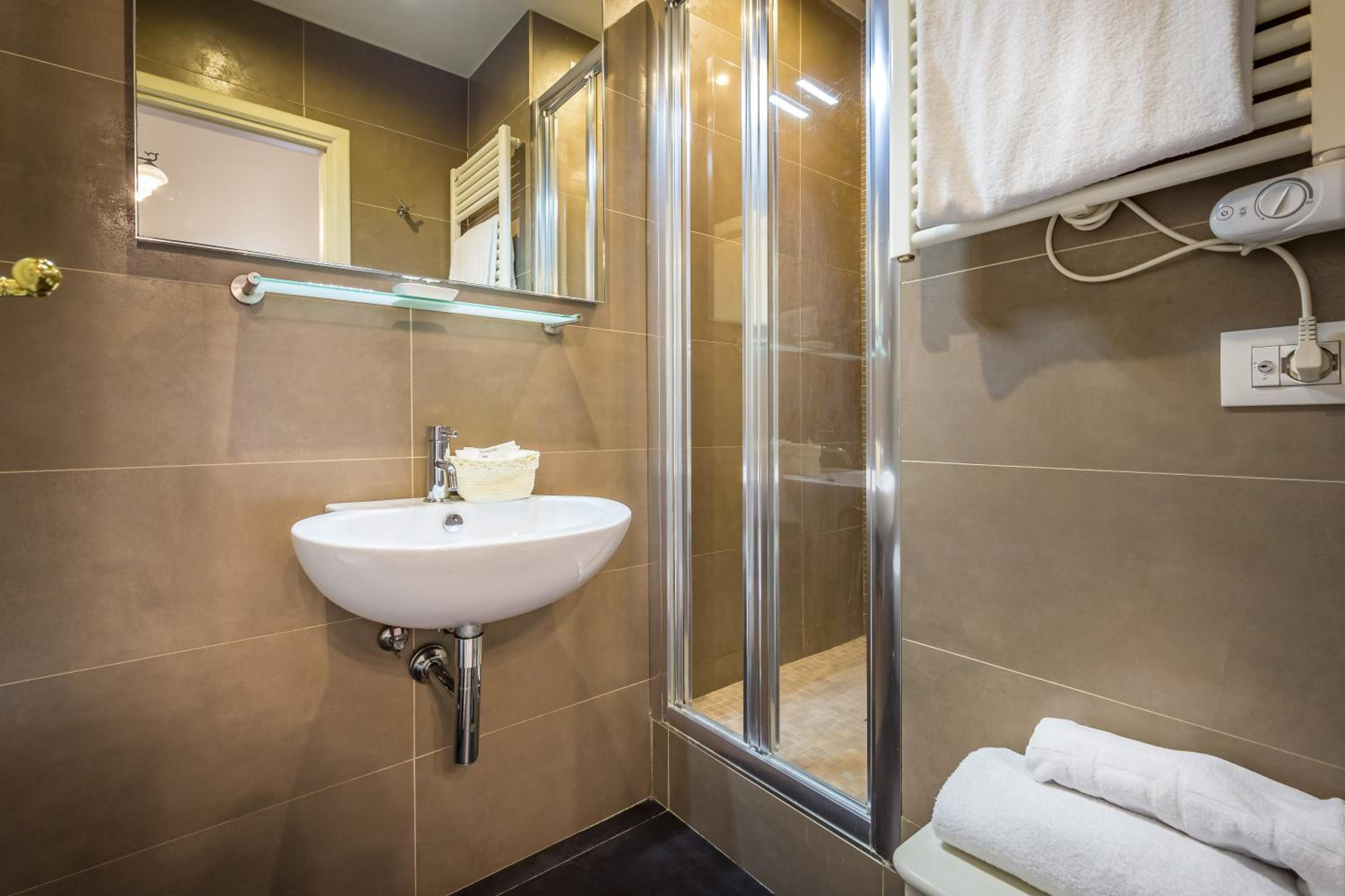 Classic Double Room thumbnail 6