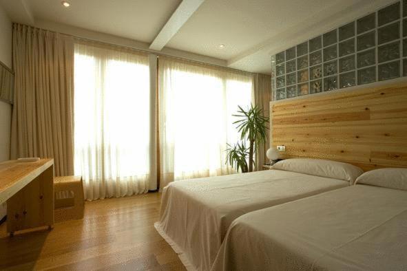 Twin Room with Extra Bed - Photo 1