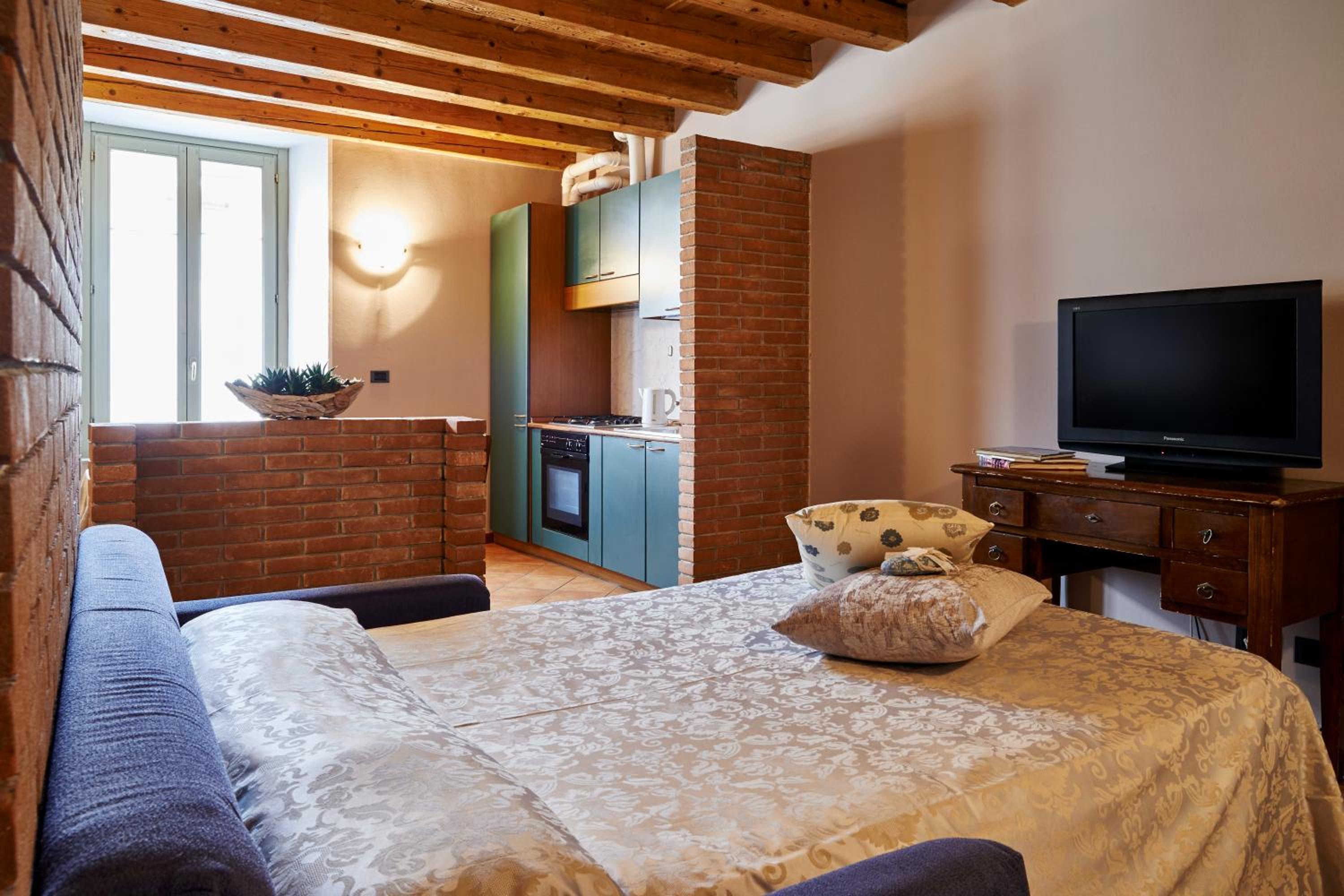 Superior One-Bedroom Apartment (4 Adults)