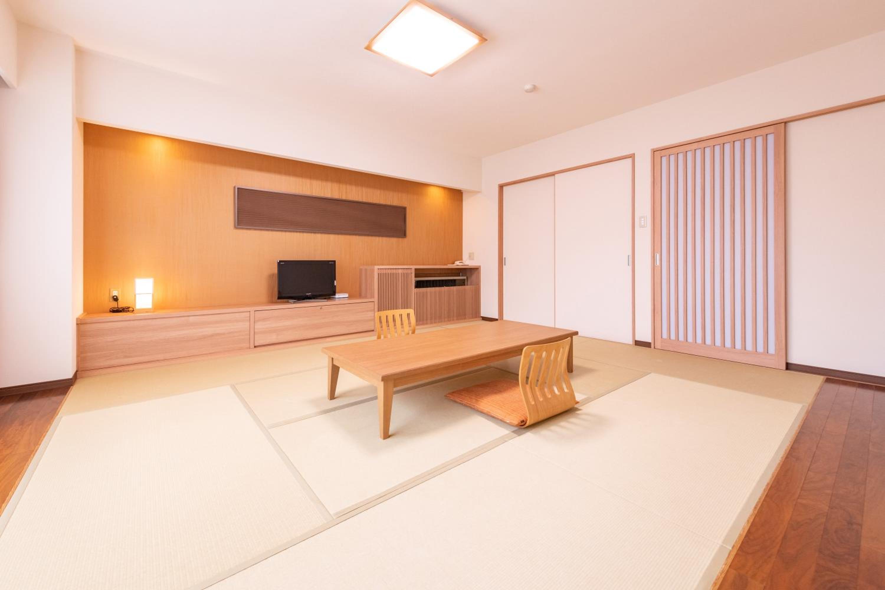 Modern Japanese-style Room Ski Slope View - Photo 1