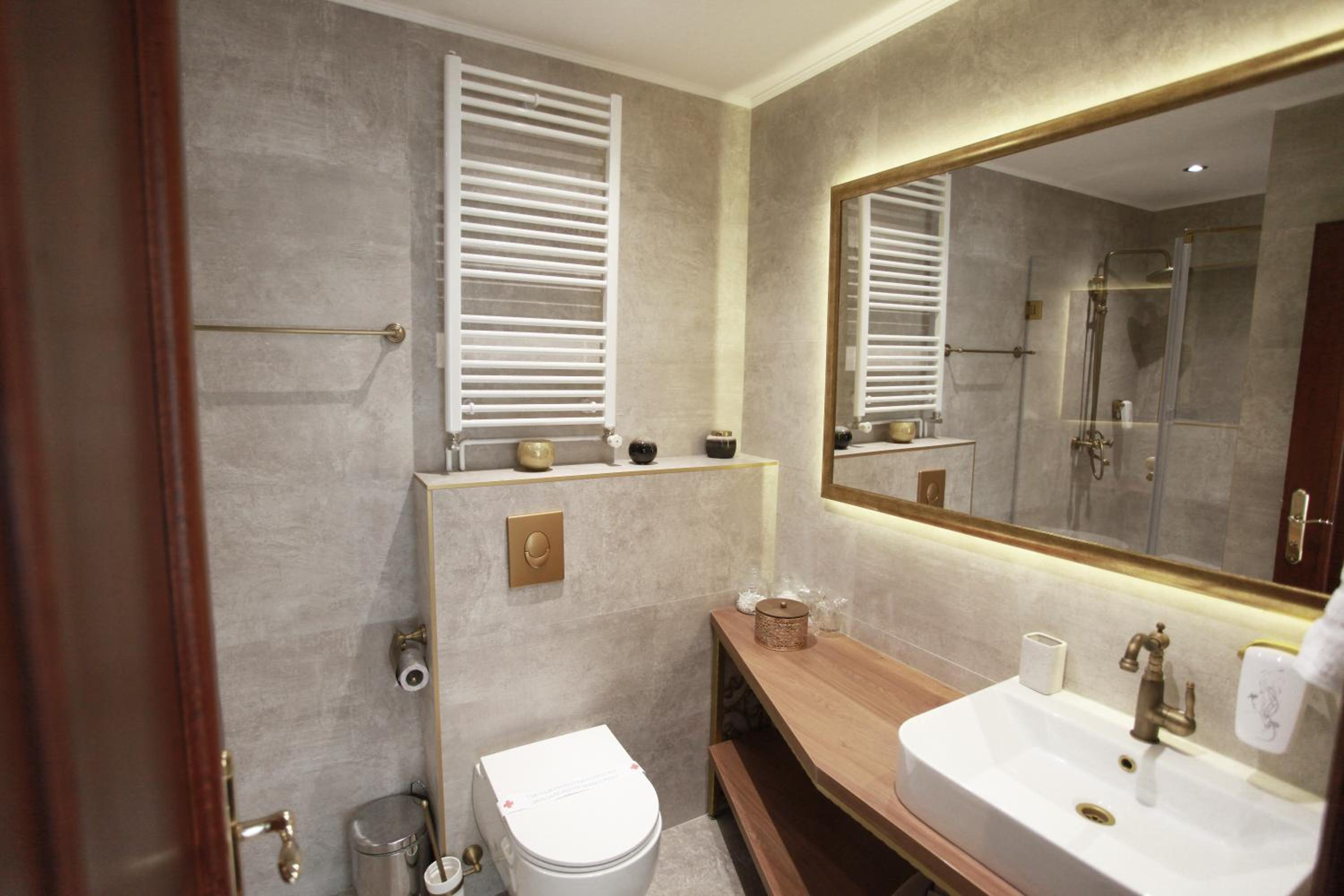 Suite with Spa Bath - Photo 10